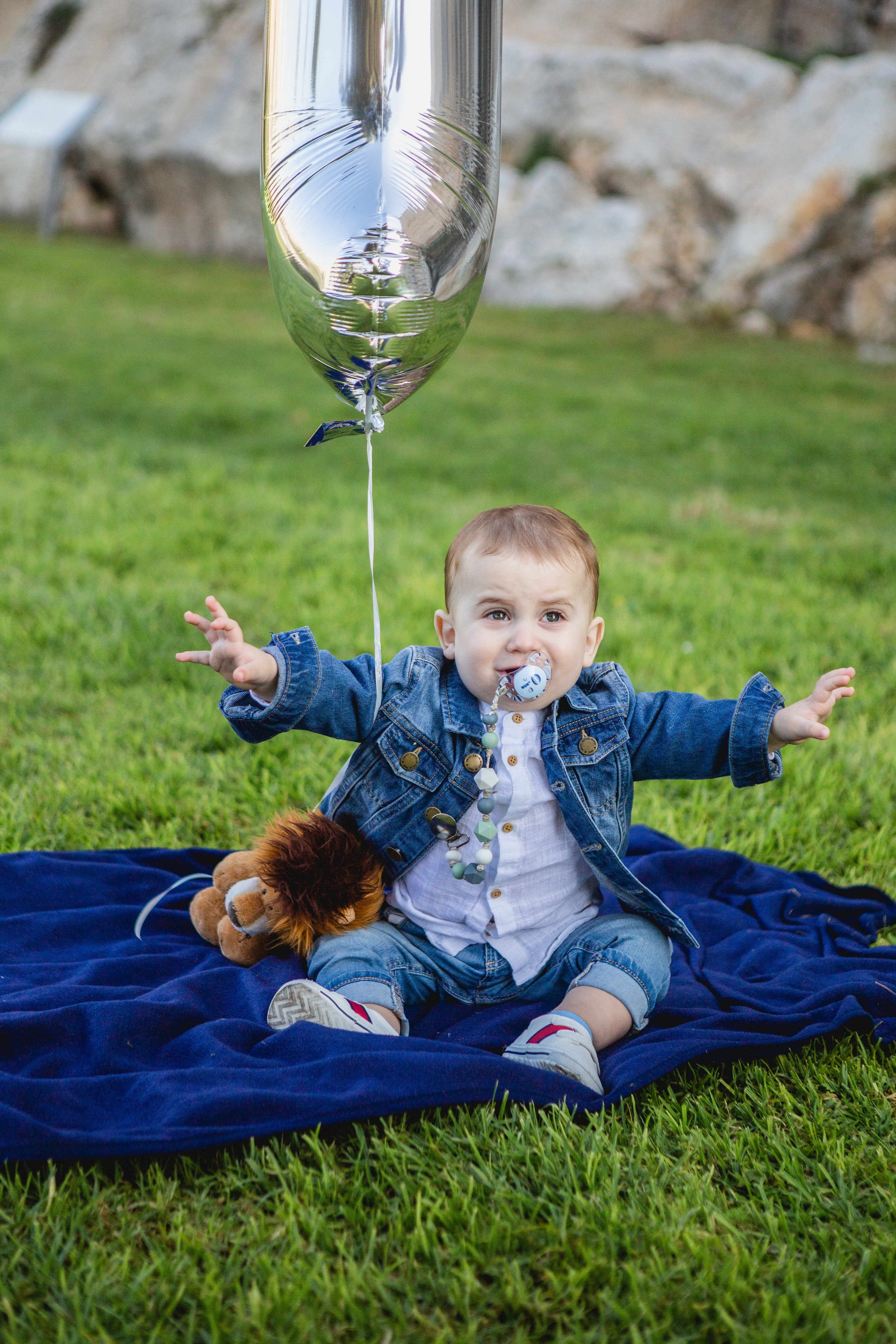 AT THE WALLS OF THE OLD CITY. PHOTOGRAPHER IN ISRAEL