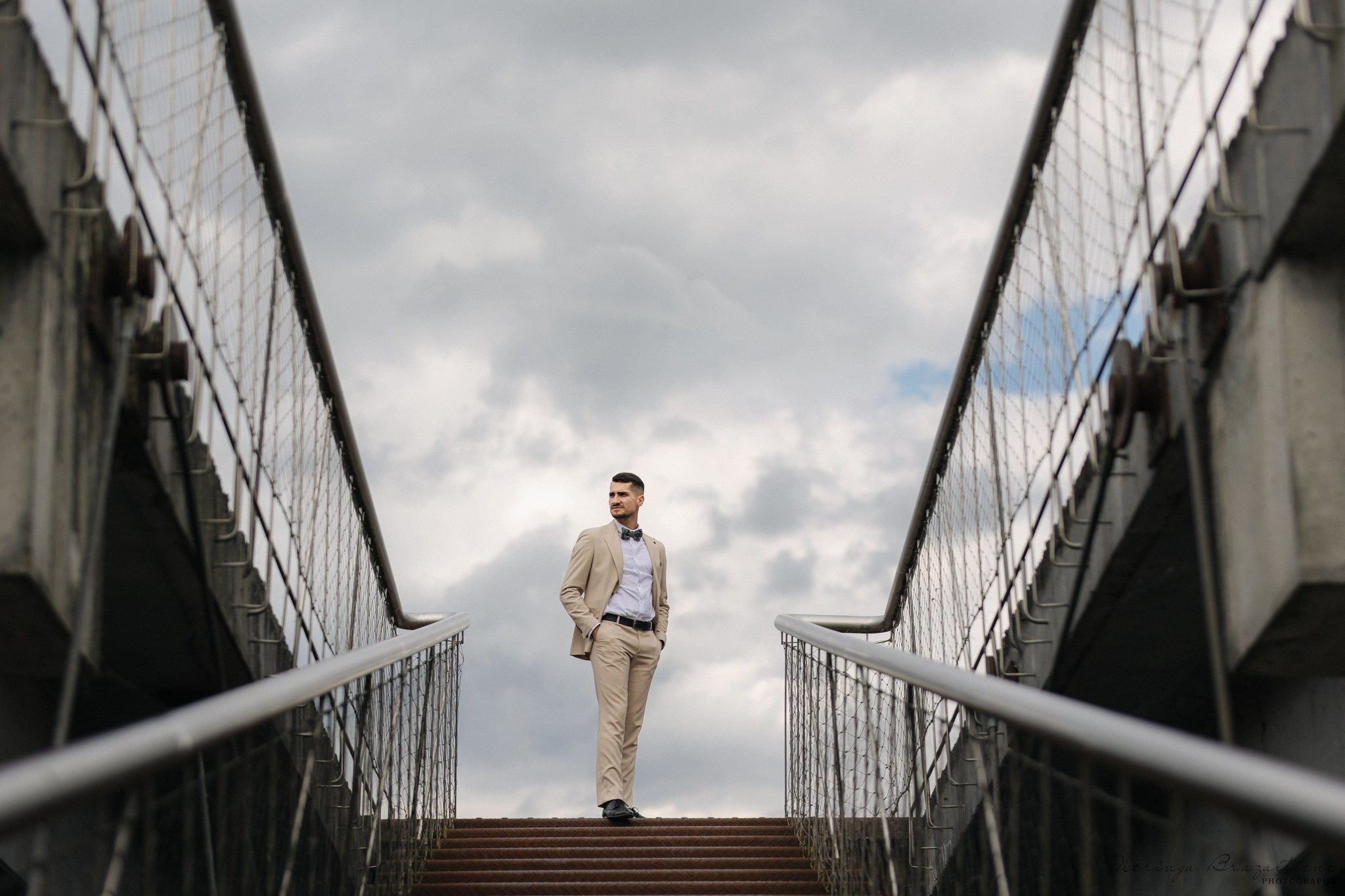 Vestuvinė fotosesija Kaune, Vienybės aikštėje, prie Lietuvos banko