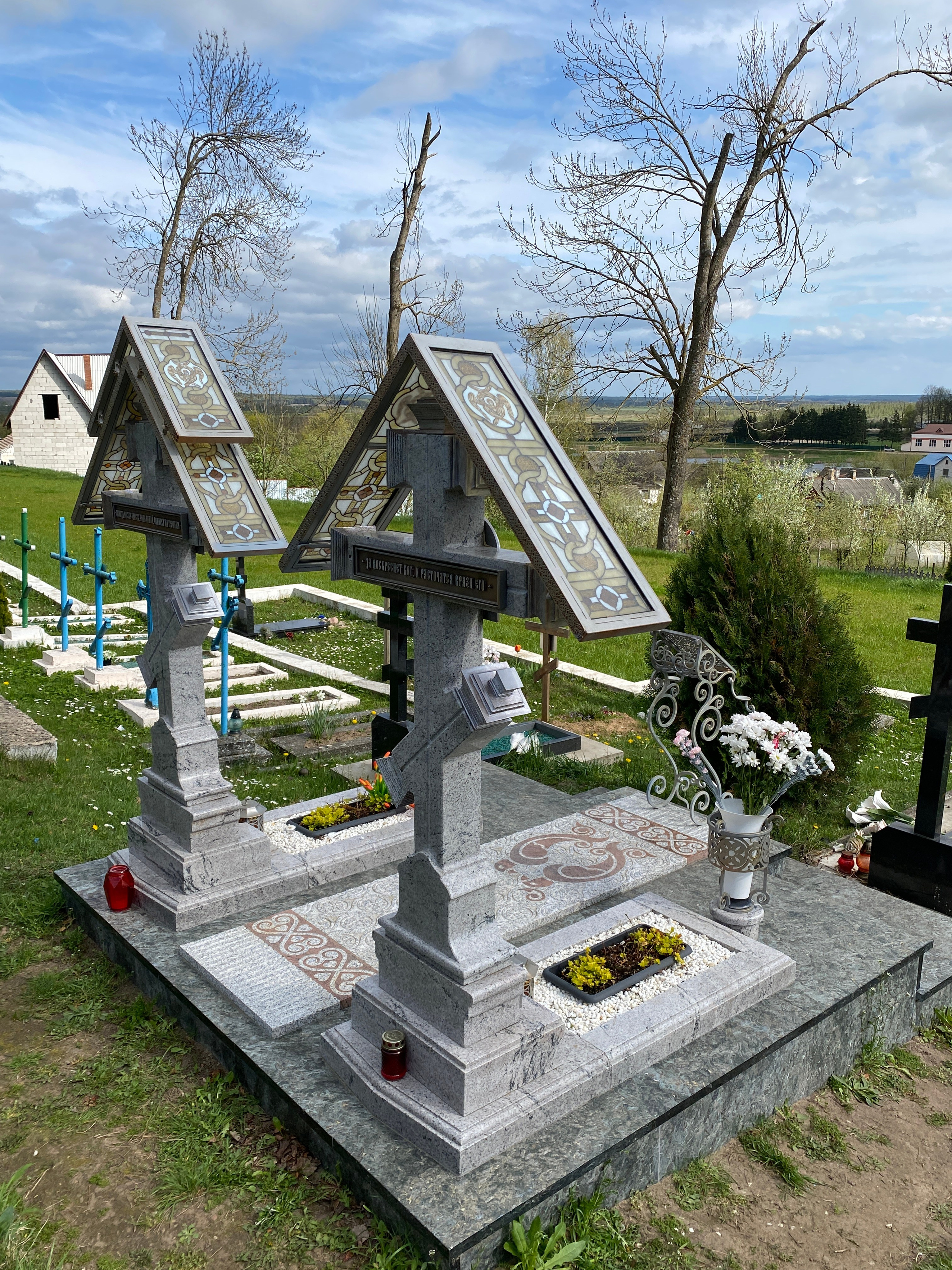 Мемориальная композиция в Успенском Жировичском ставропигиальном монастыре Белорусской православной церкви в агрогородке Жировичи Слонимского района Гродненской области Республики Беларусь. Протоиерей Фёдор Повный - идея и творческая концепция. Мария Тарлецкая - автор проекта и руководитель реализации. Анна Авгуль - витраж.  2022-2023 г. Сталь, витражи, монолитный поликарбонат,  художественная ковка, лазерная резка, сварка.