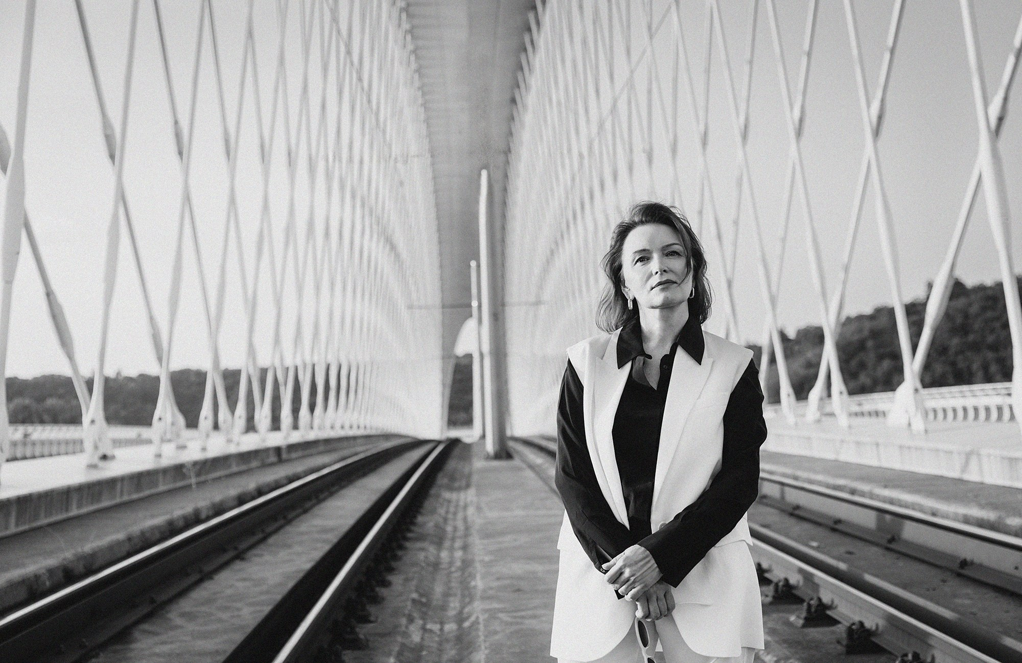 Elena in Troja bridge. Rodinný a svatební fotograf v Praze
