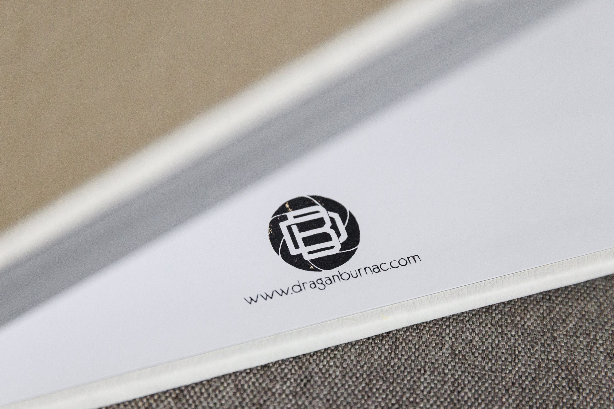 Stampani Logotip i veb sajt fotografa za venčanja Dragan Burnać, profesionalne usluge fotografisanja u Novom Sadu.