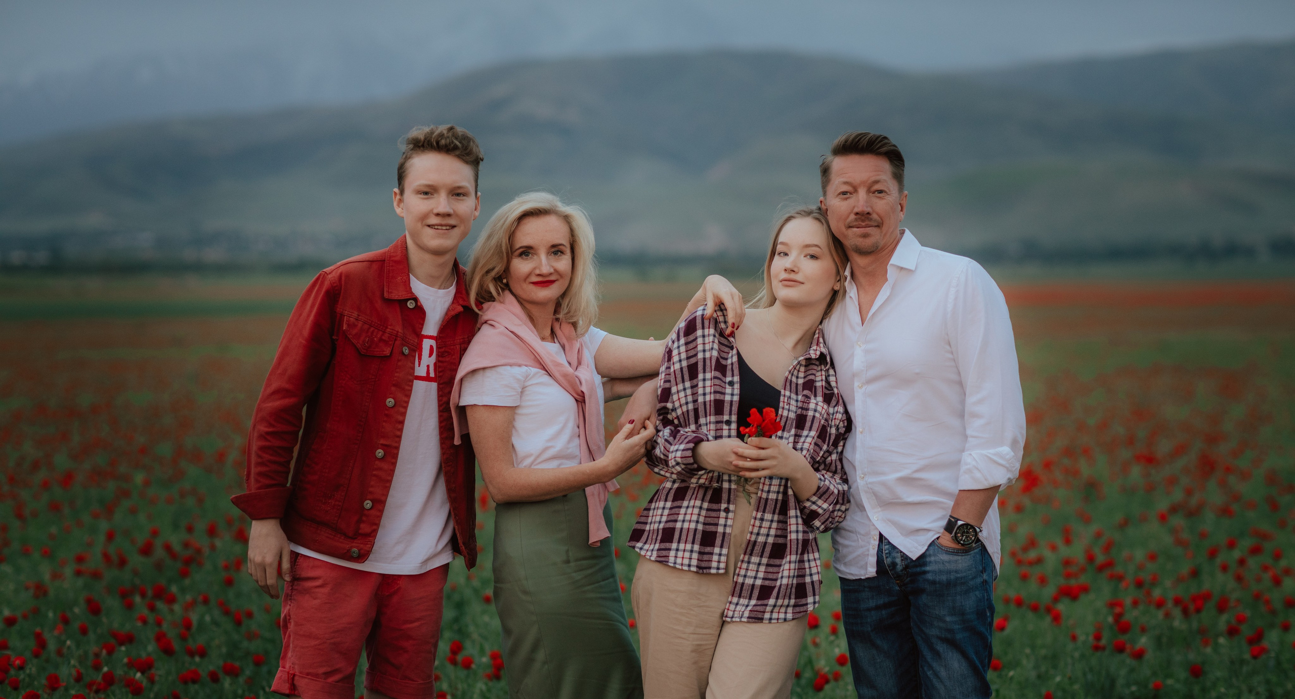 В маках. Валерия Вартанова. Фотограф