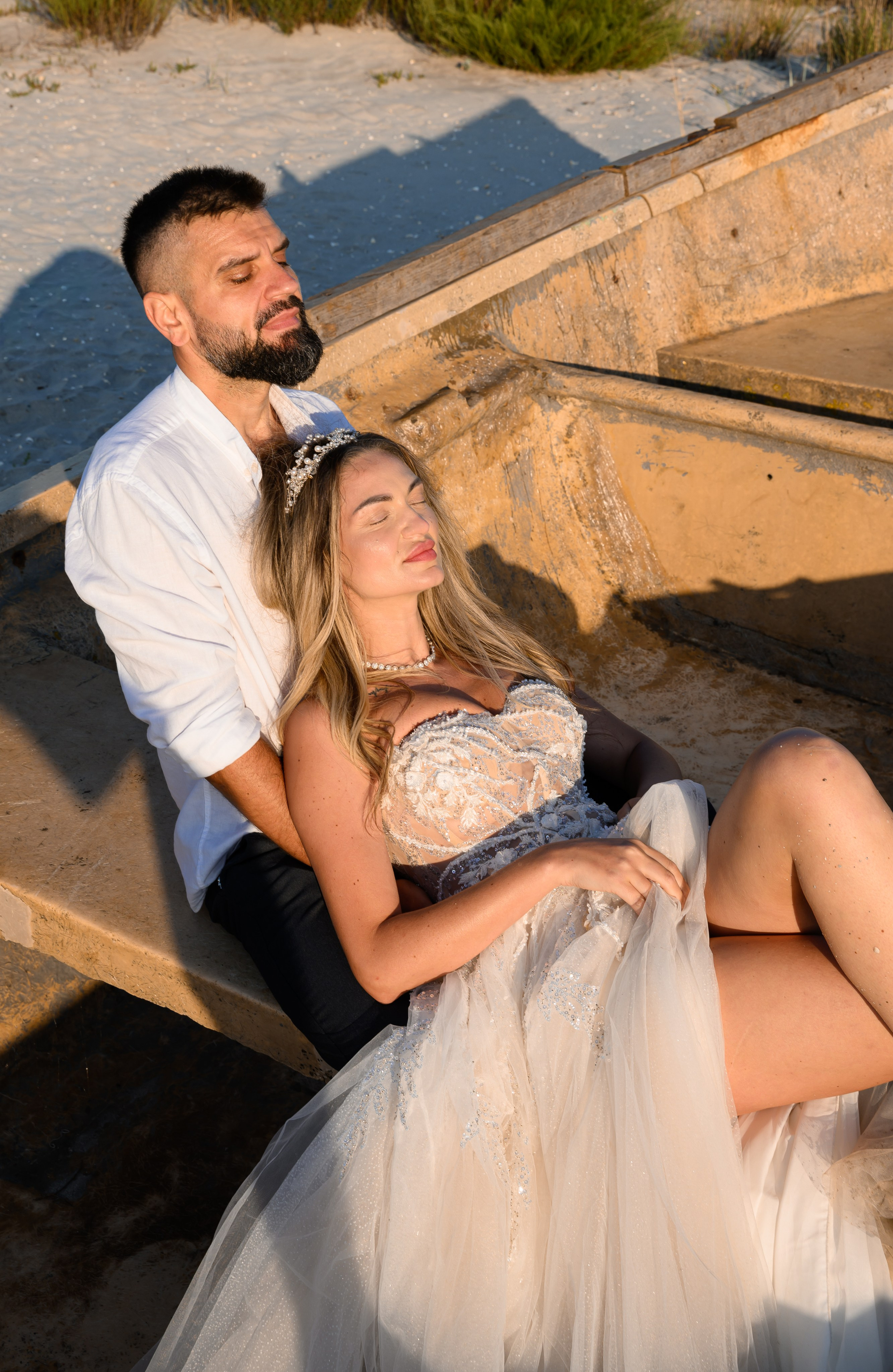 Trash the Dress | Sunrise. Hand for photos
