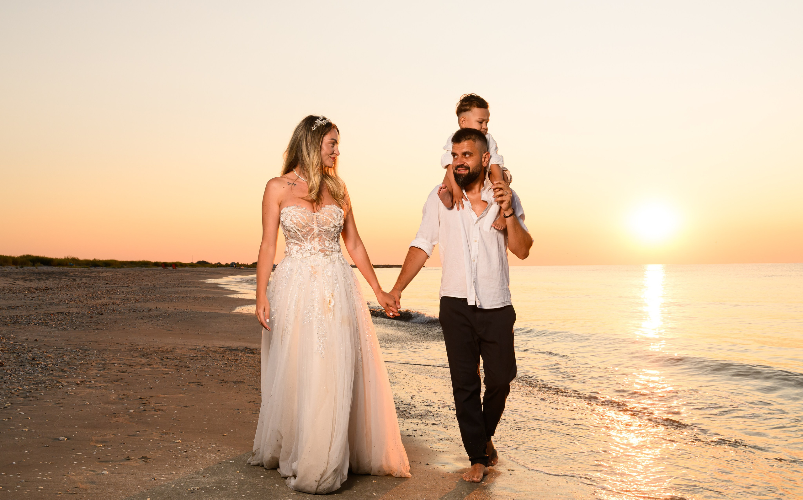 Trash the Dress | Sunrise. Hand for photos