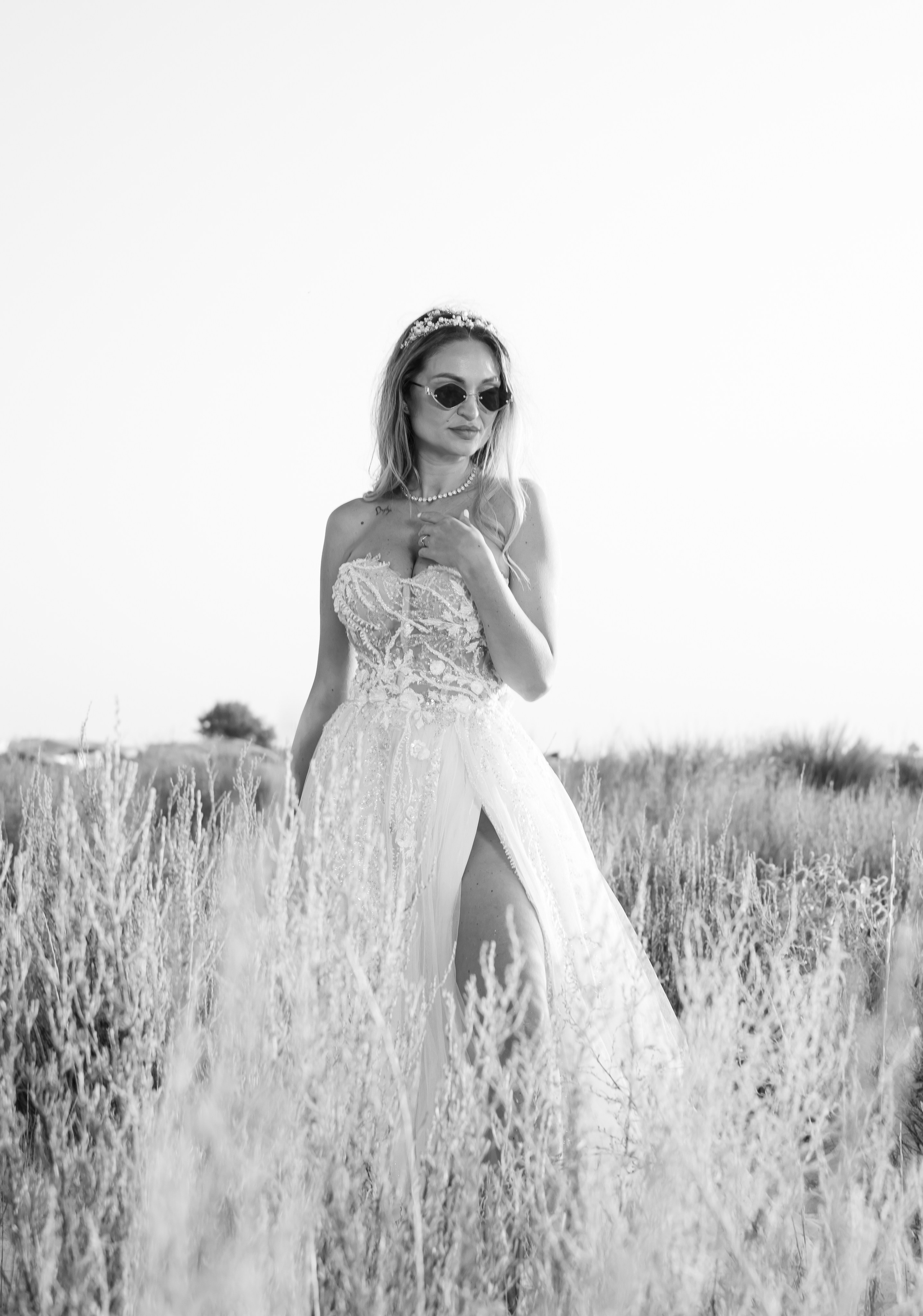 Trash the Dress | Sunrise. Hand for photos