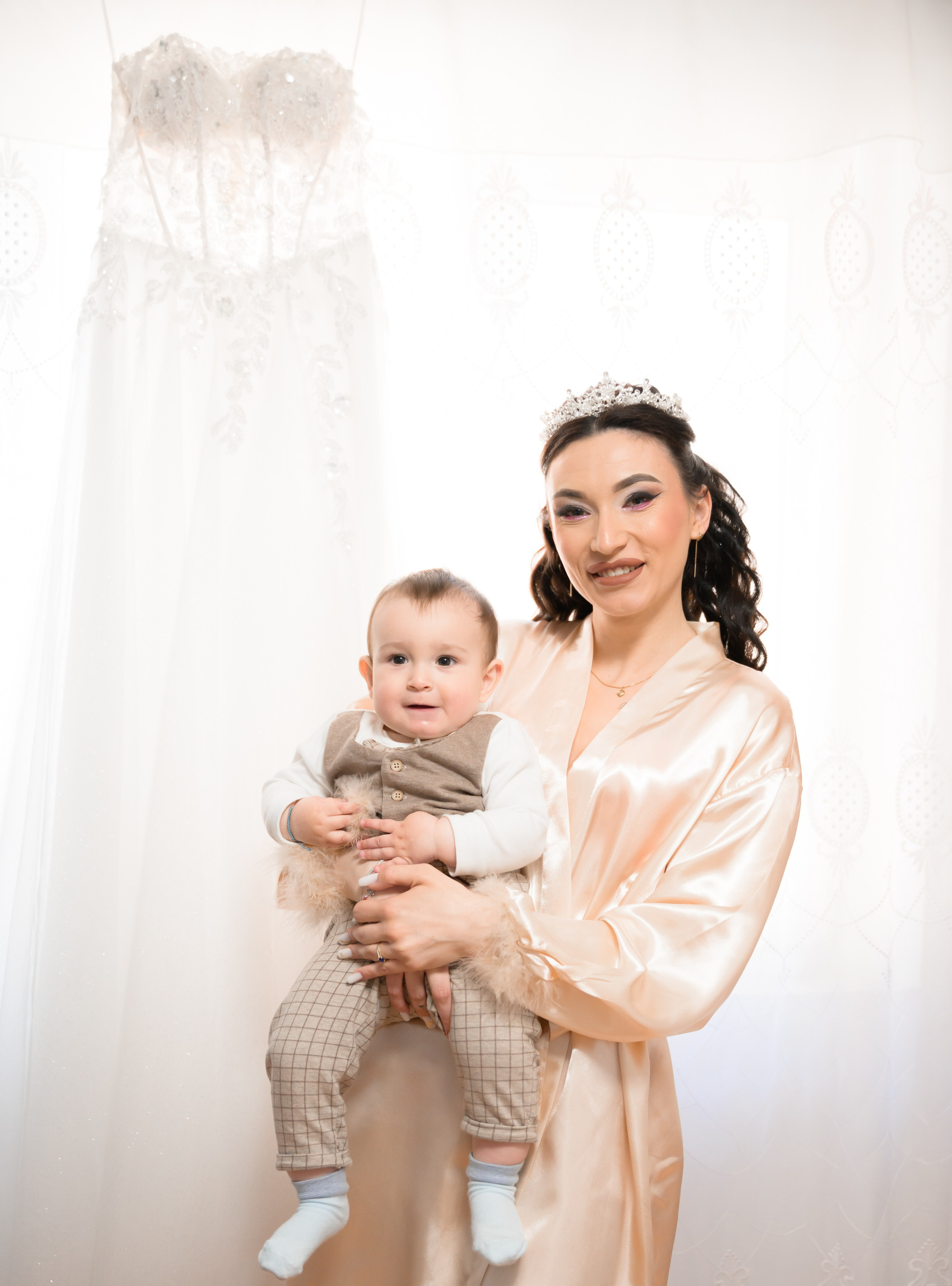 Wedding. Hand for photos
