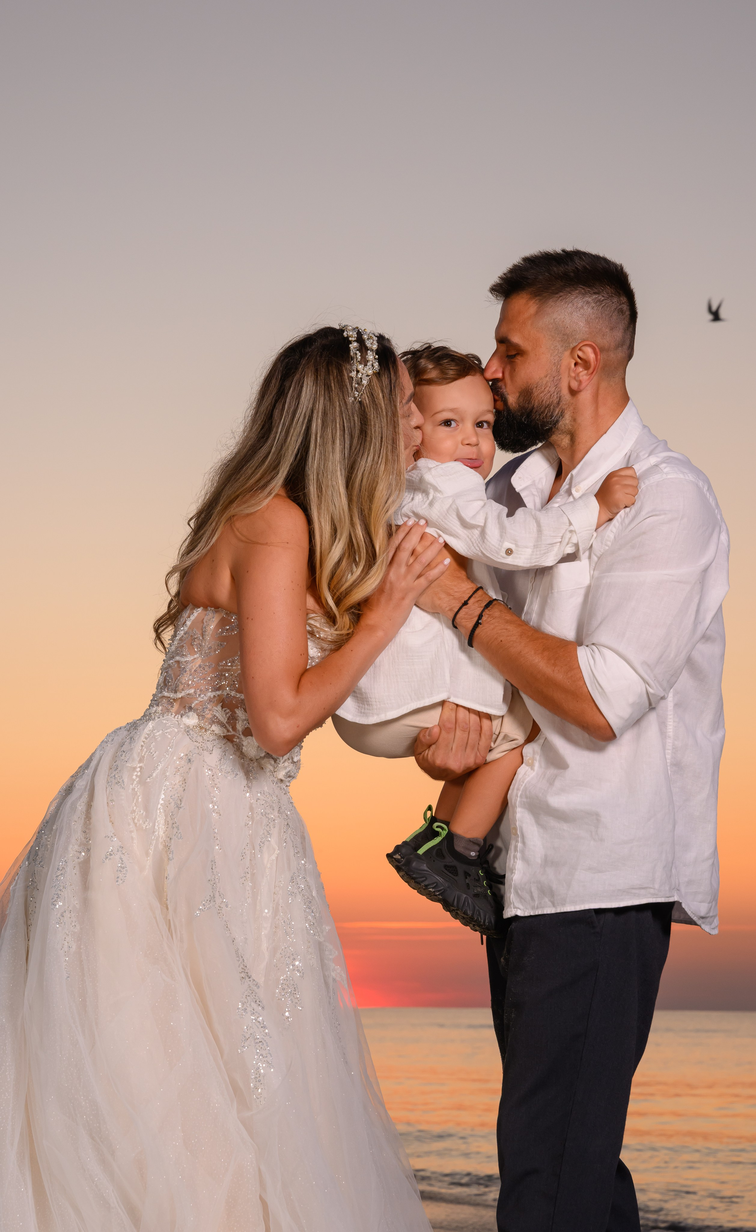 Trash the Dress | Sunrise. Hand for photos