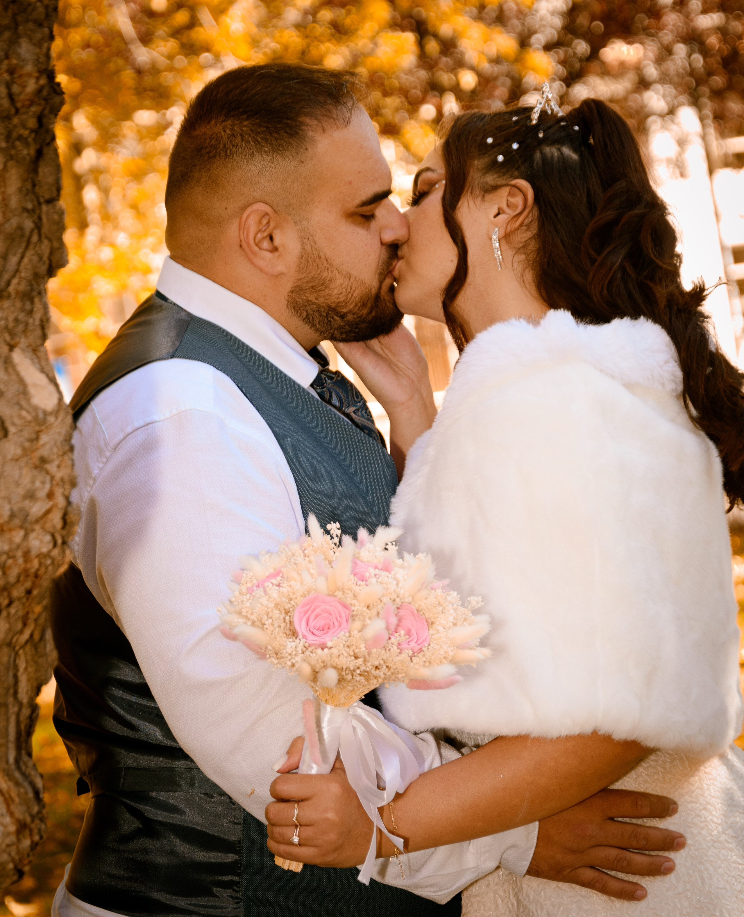 Civil Ceremony Florin — Alexandra. Hand for photos