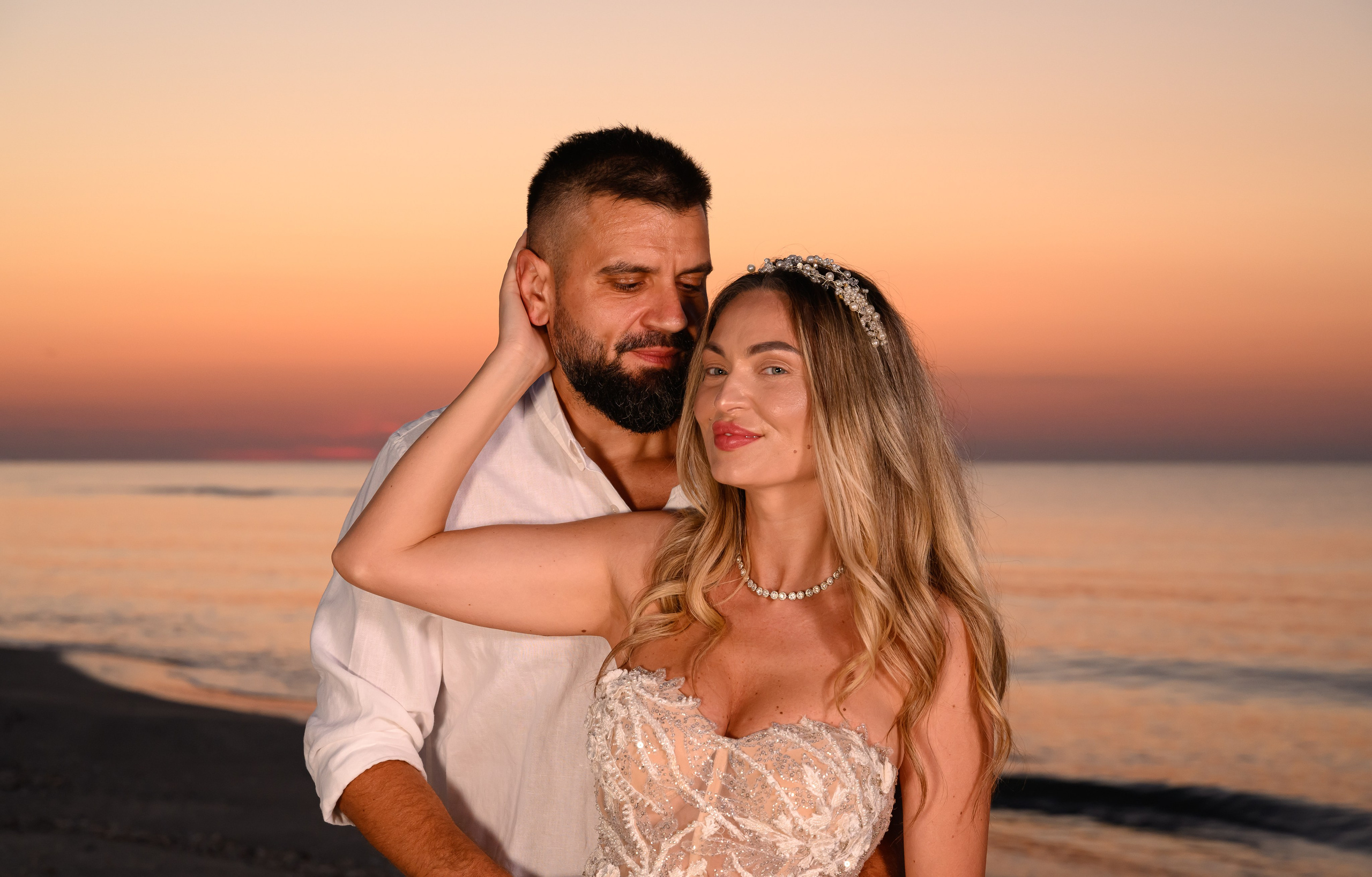 Trash the Dress | Sunrise. Hand for photos