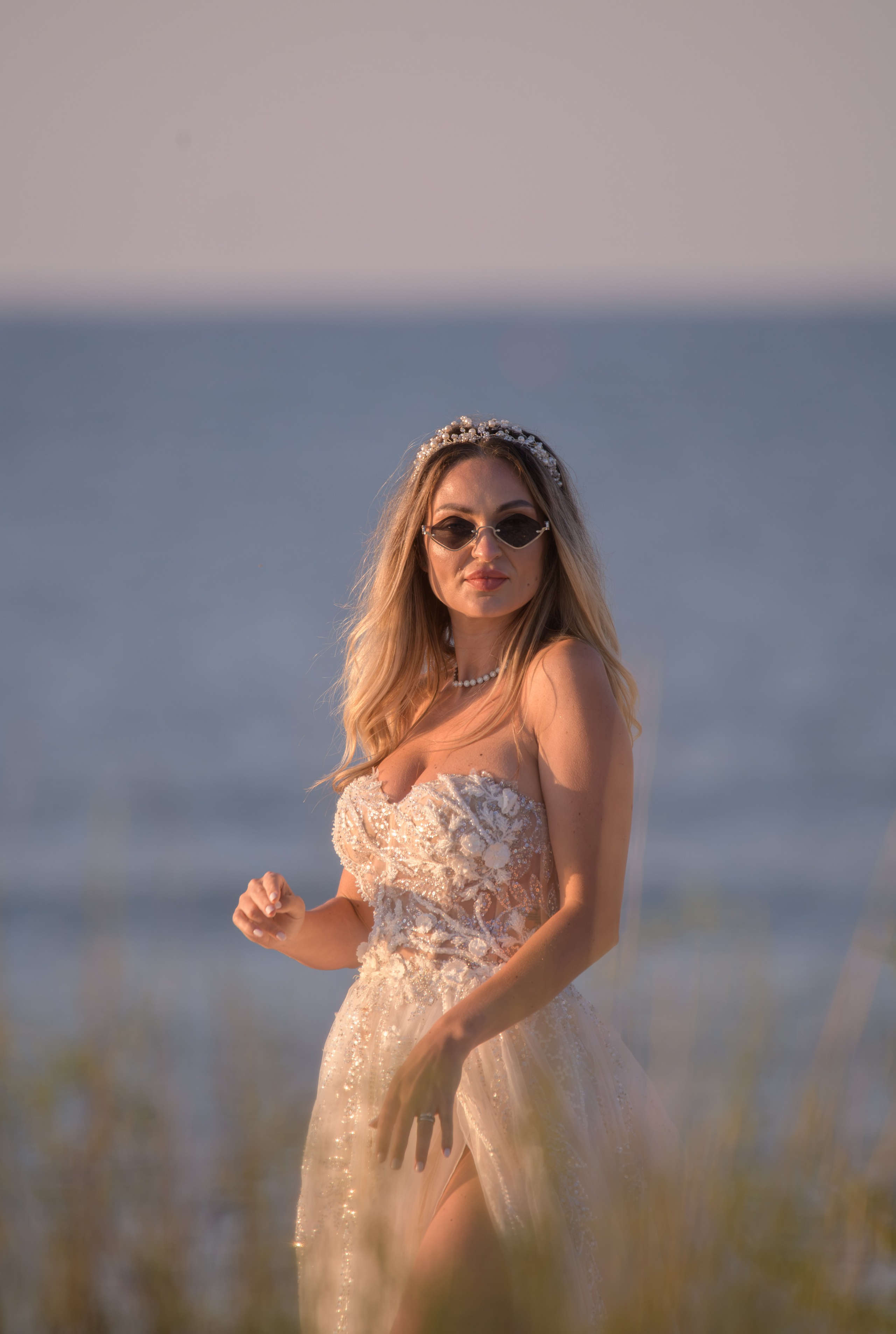 Trash the Dress | Sunrise. Hand for photos