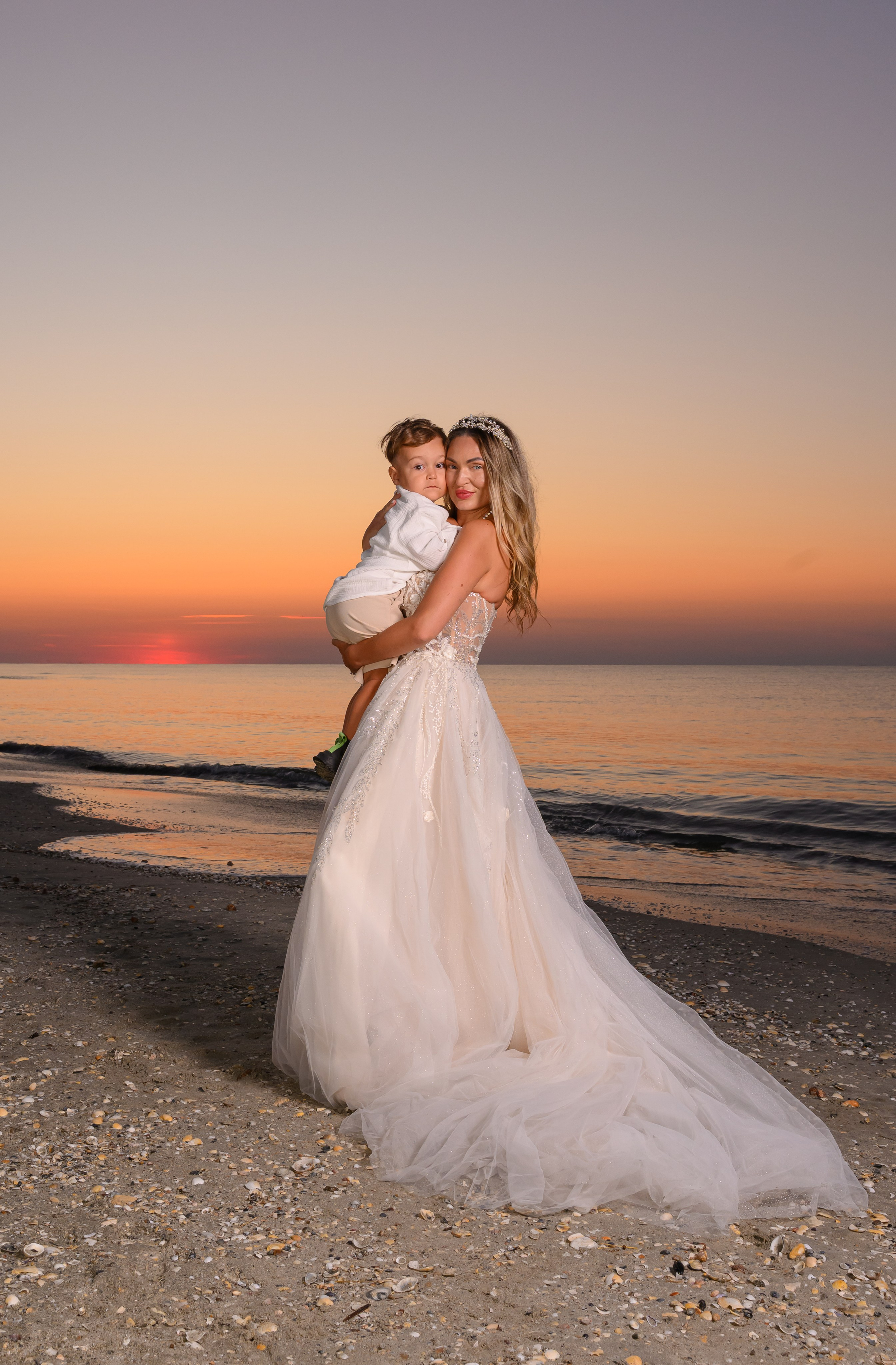 Trash the Dress | Sunrise. Hand for photos
