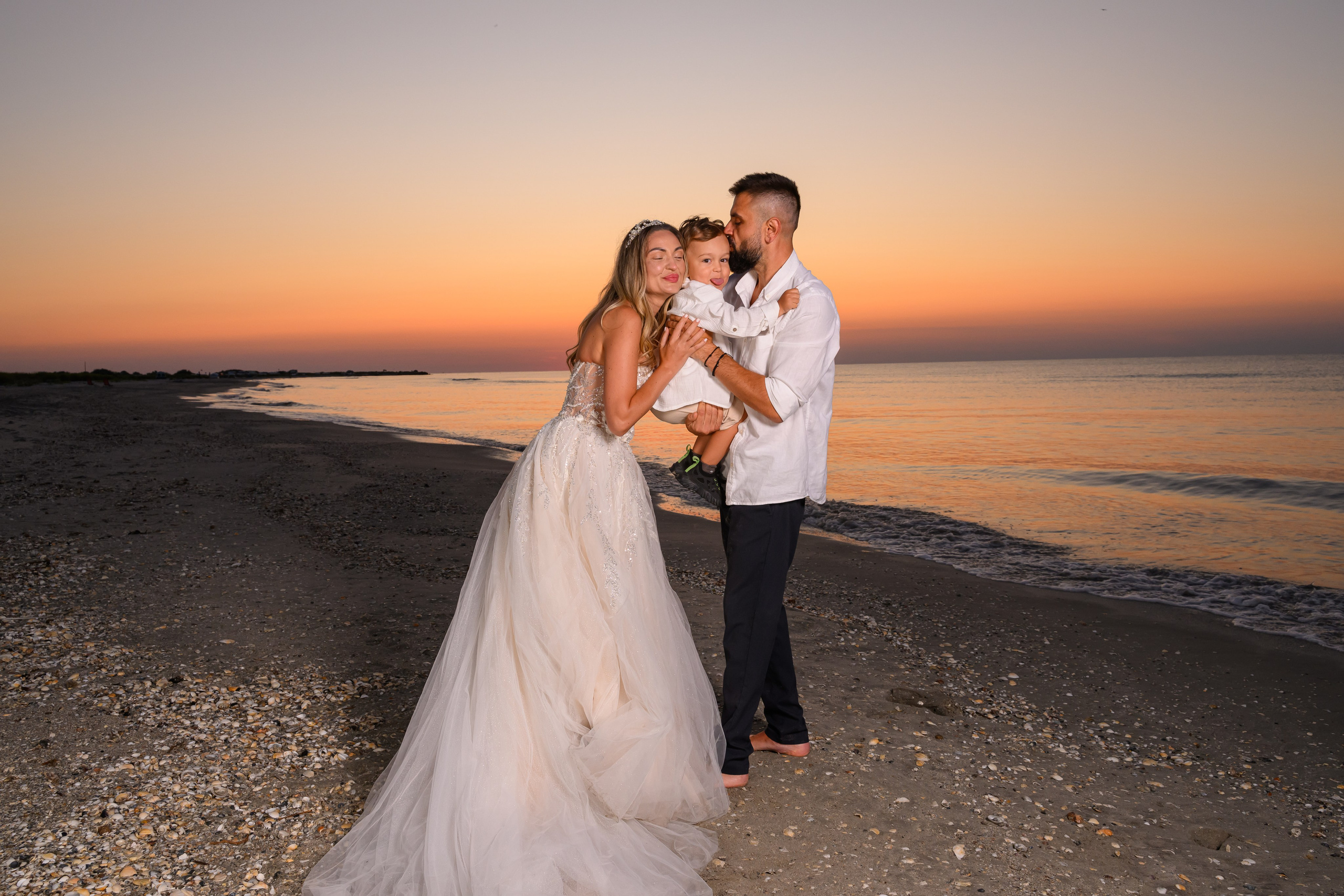 Trash the Dress | Sunrise. Hand for photos