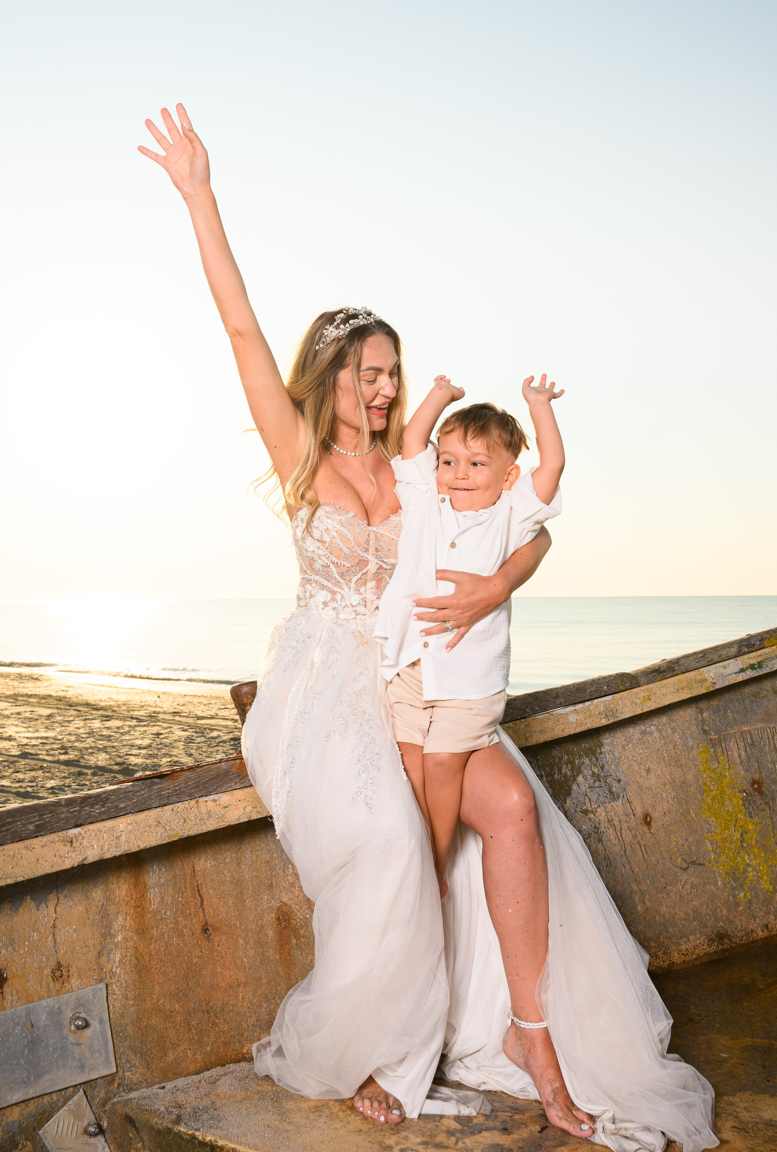 Trash the Dress | Sunrise. Hand for photos