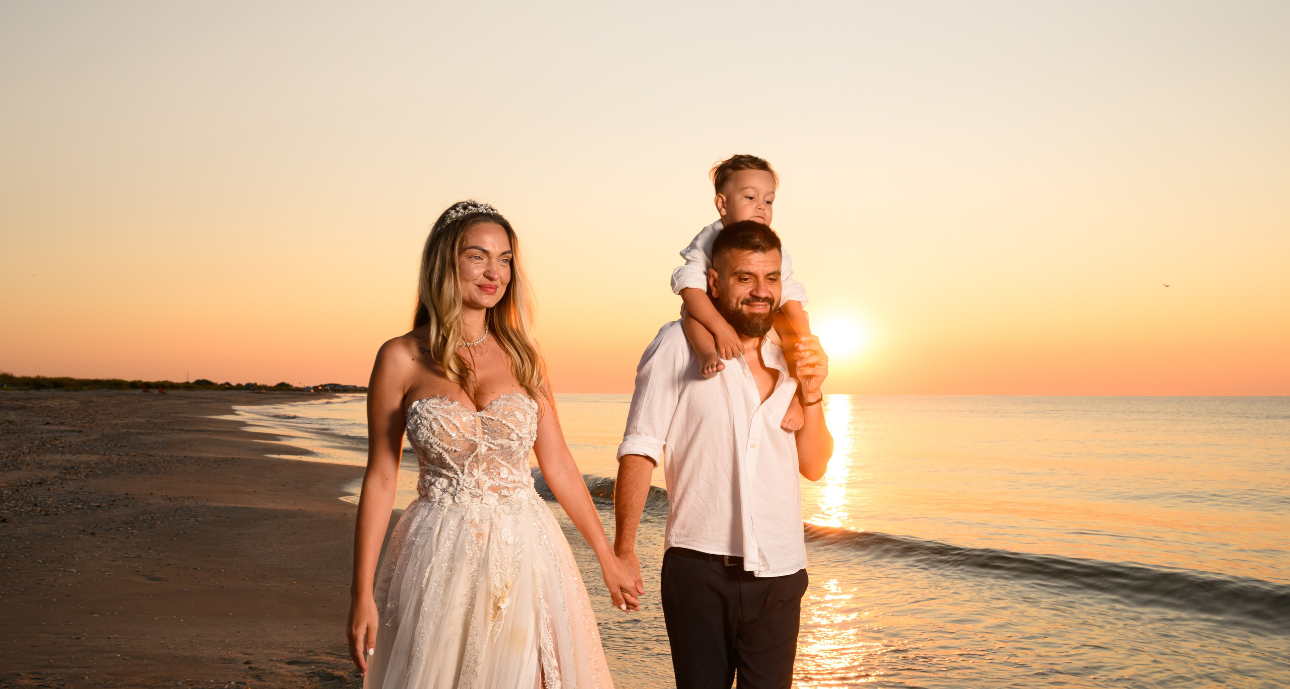 Trash the Dress | Sunrise. Hand for photos