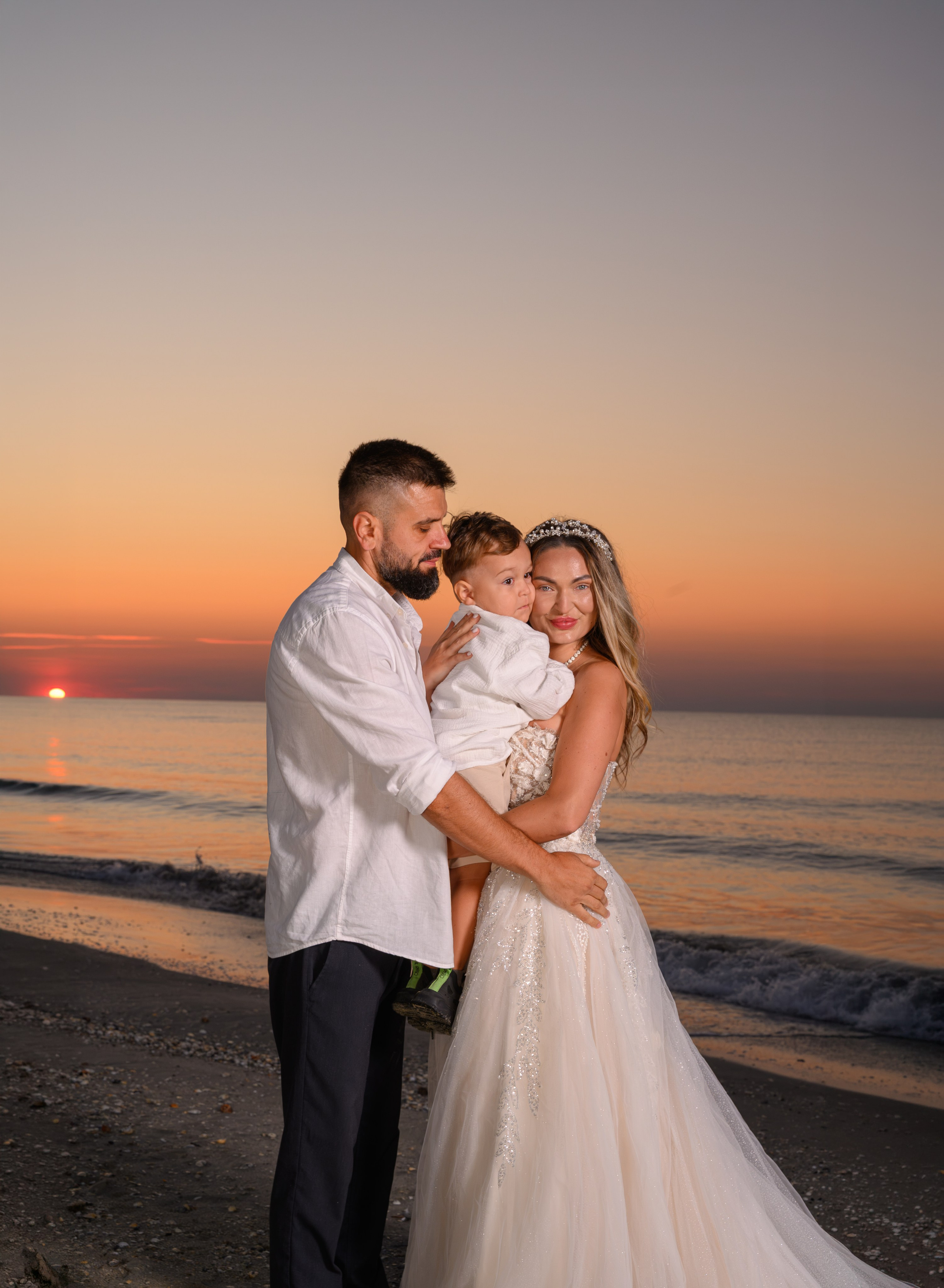 Trash the Dress | Sunrise. Hand for photos