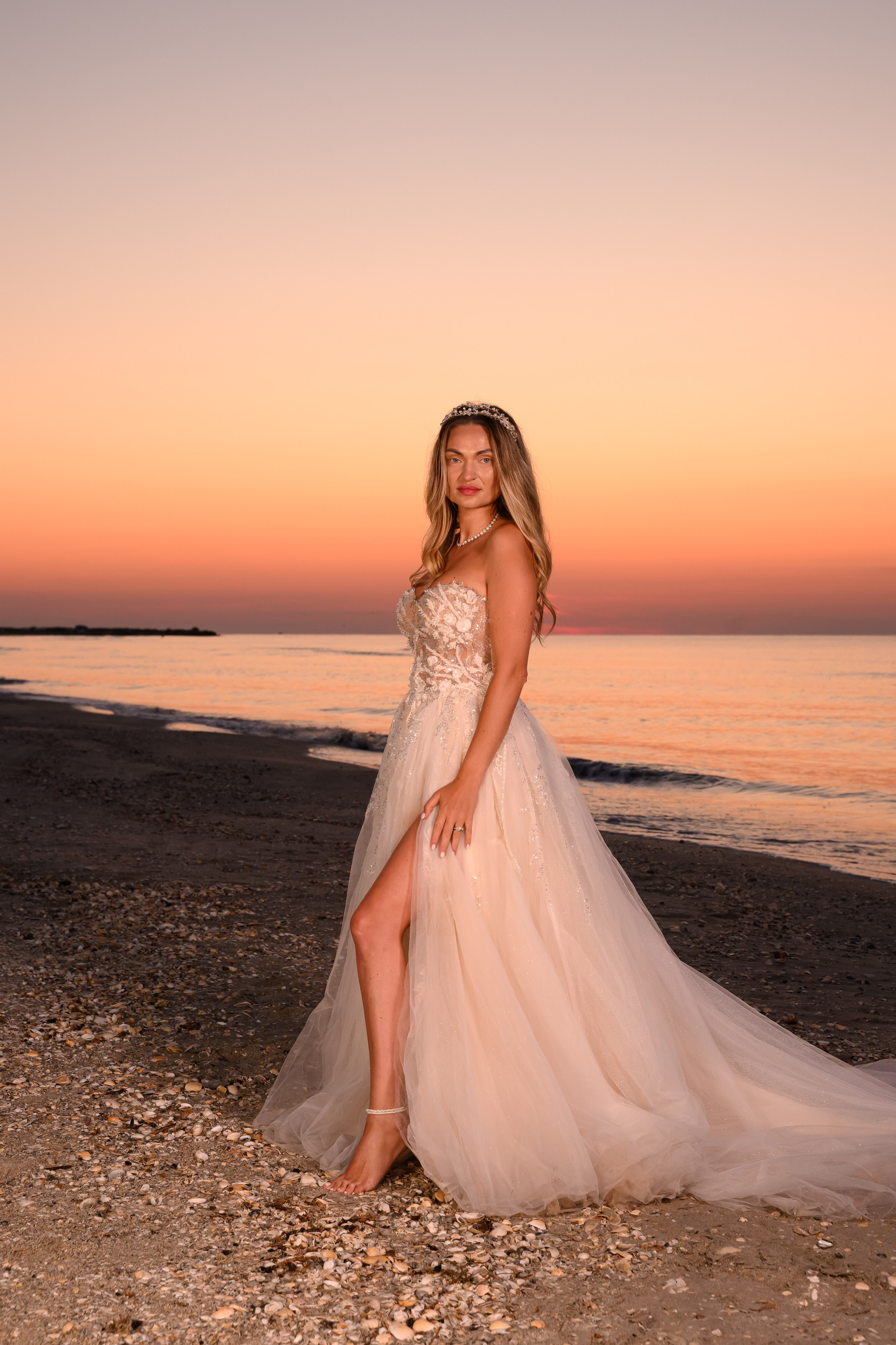 Trash the Dress | Sunrise. Hand for photos