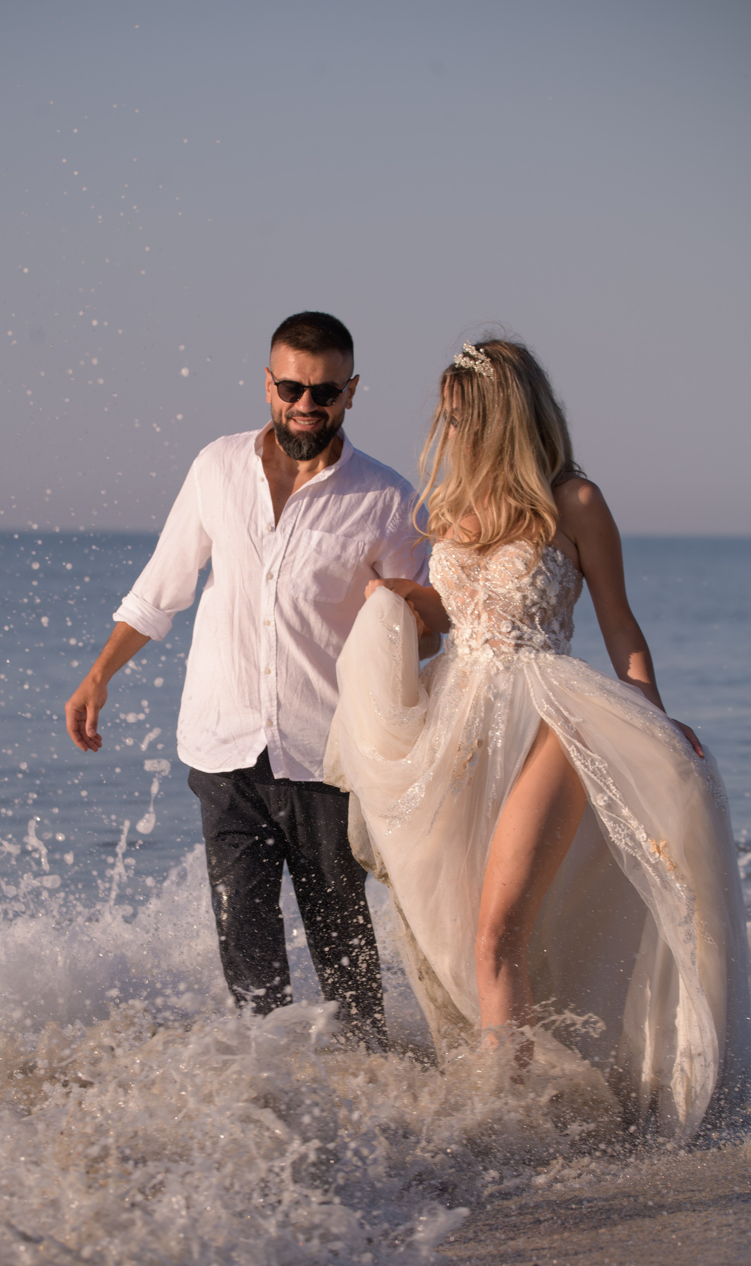 Trash the Dress | Sunrise. Hand for photos