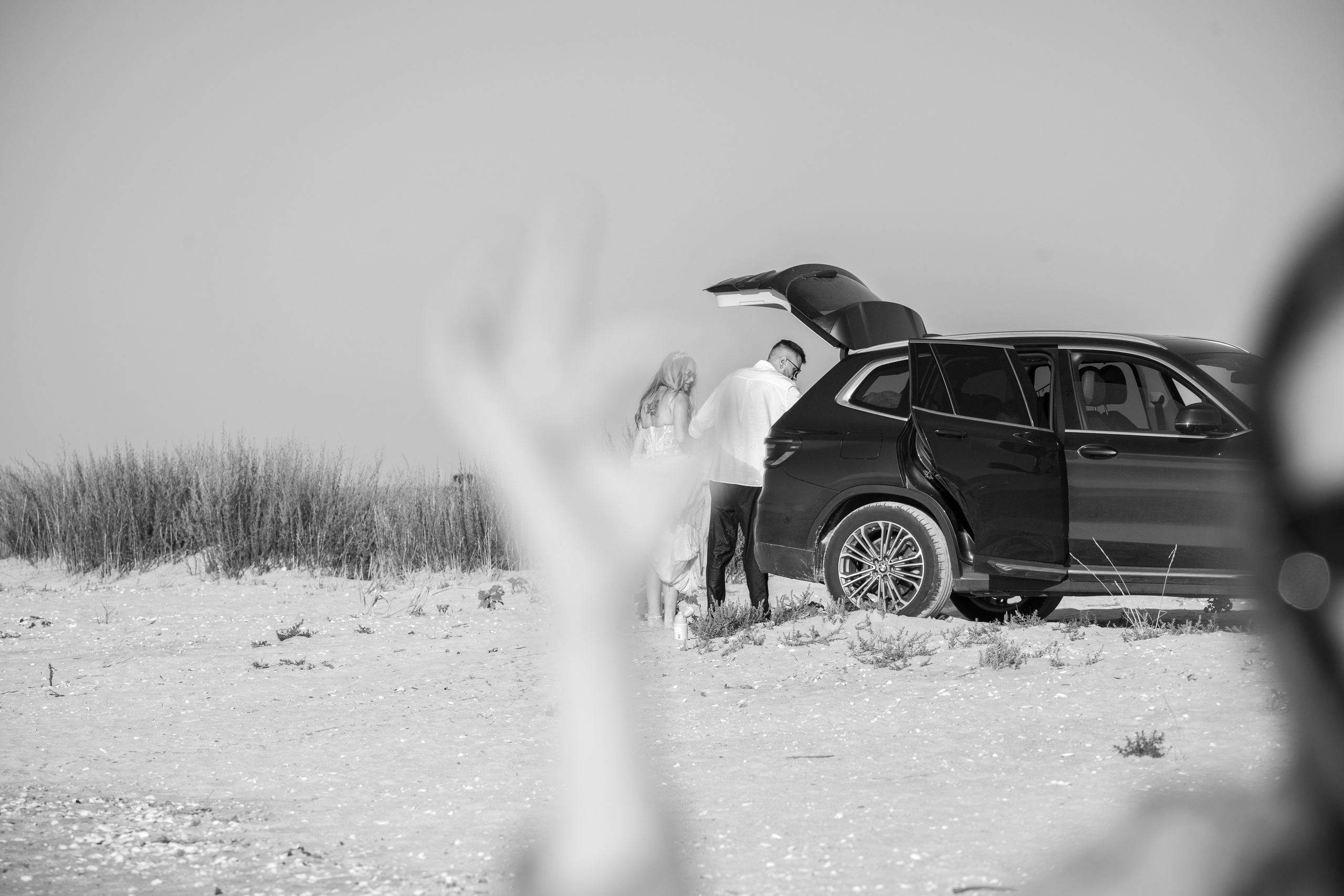 Trash the Dress | Sunrise. Hand for photos
