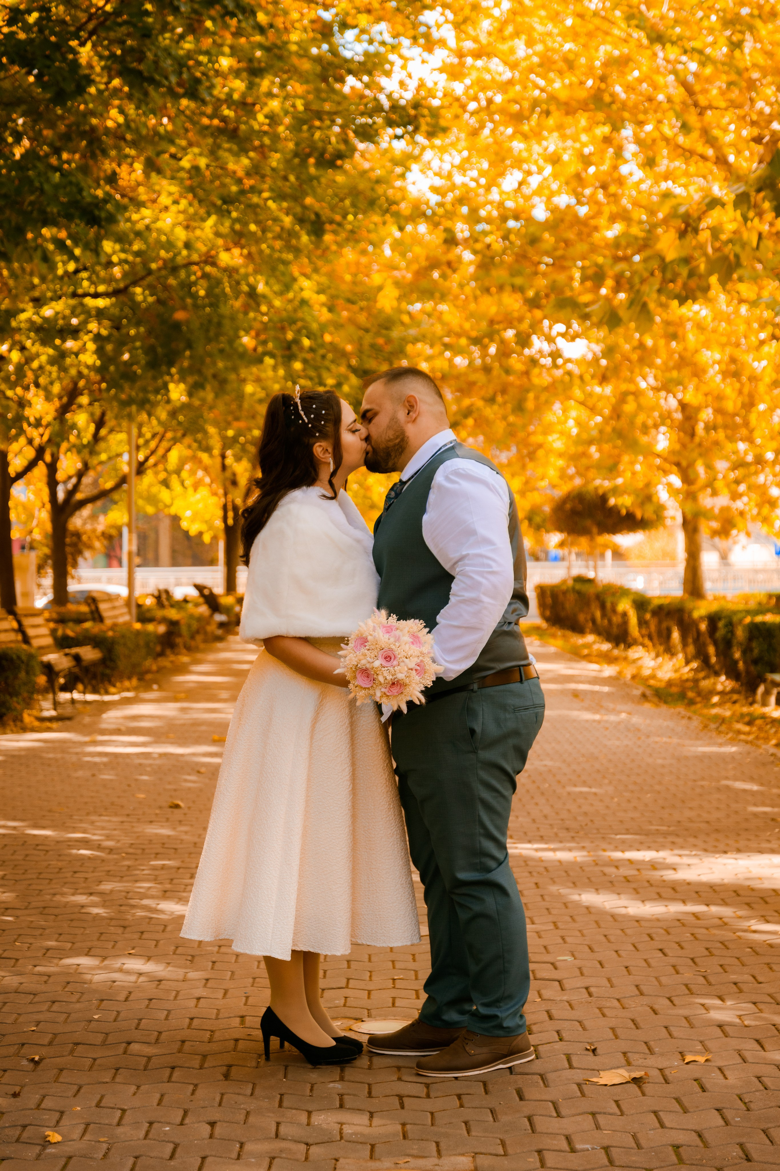 Civil Ceremony Florin — Alexandra. Hand for photos
