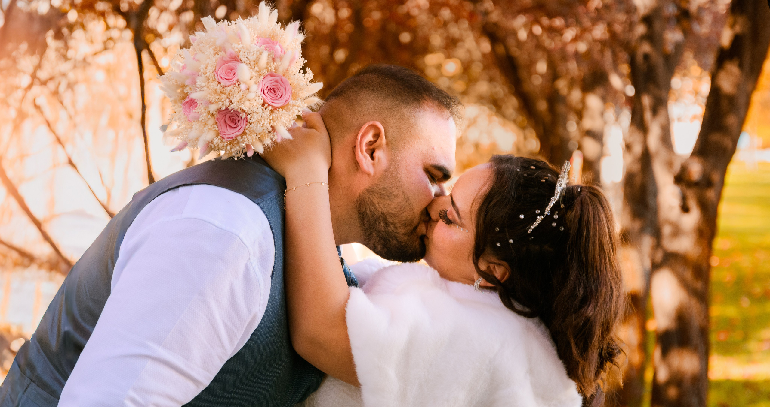 Civil Ceremony Florin — Alexandra. Hand for photos