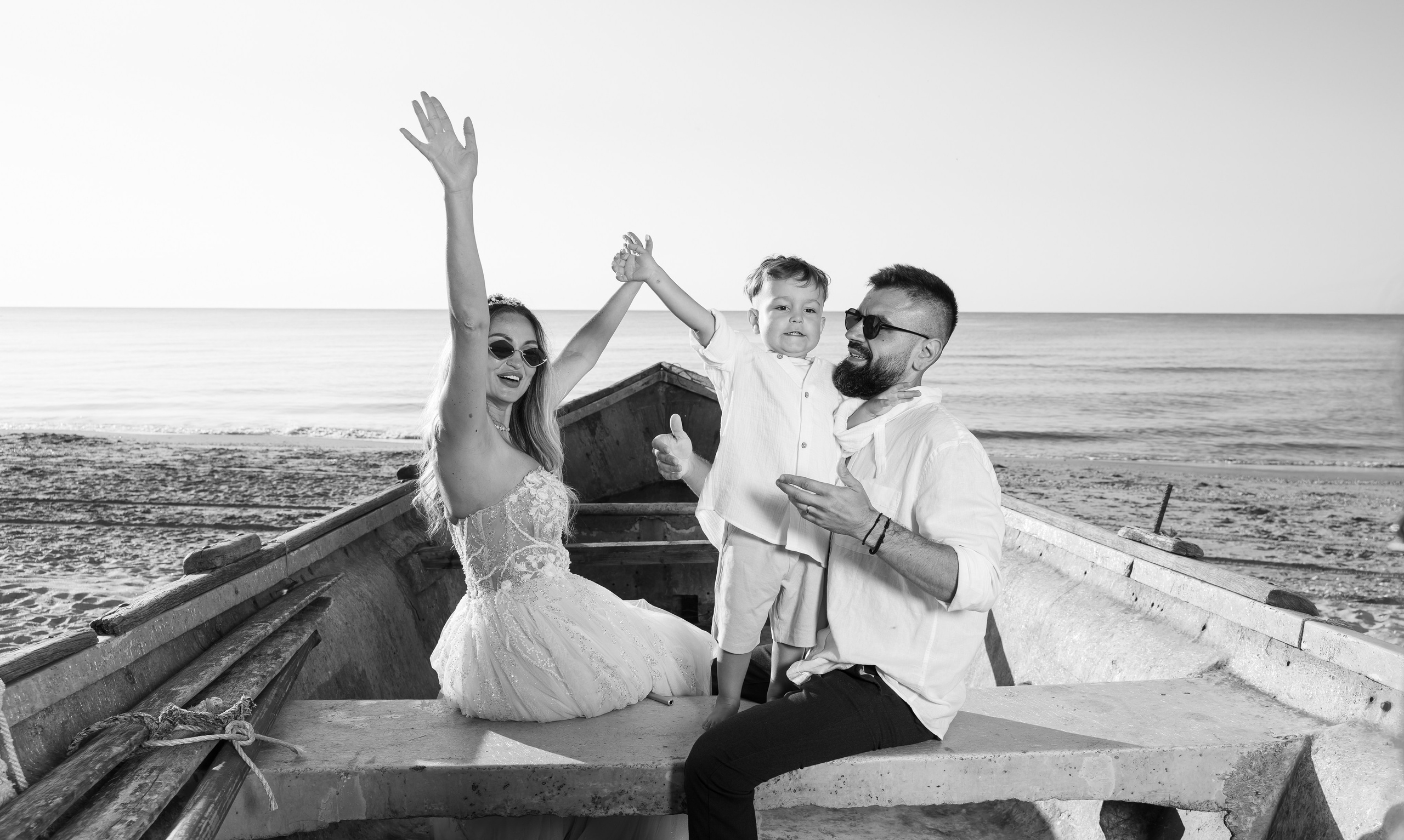 Trash the Dress | Sunrise. Hand for photos