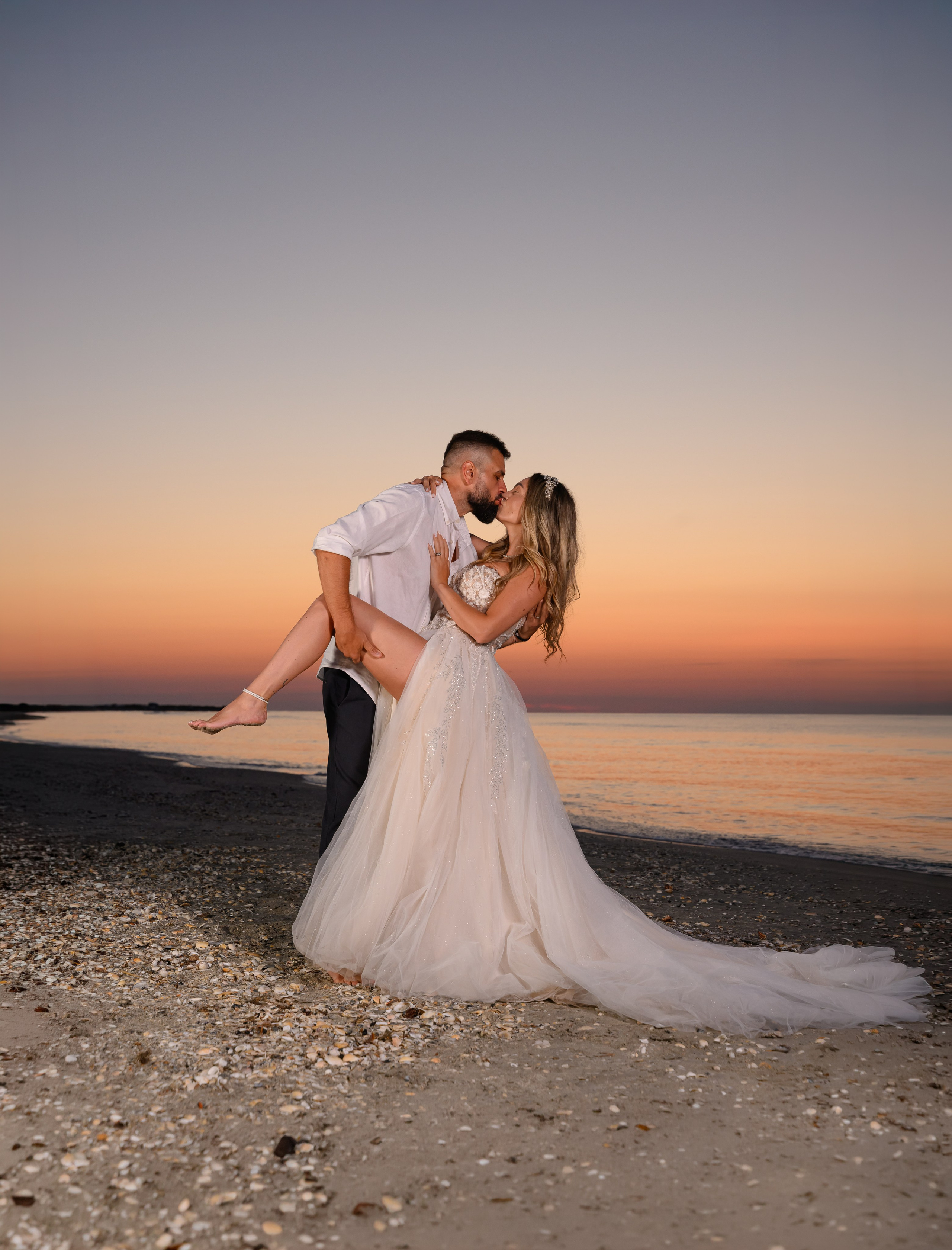 Trash the Dress | Sunrise. Hand for photos