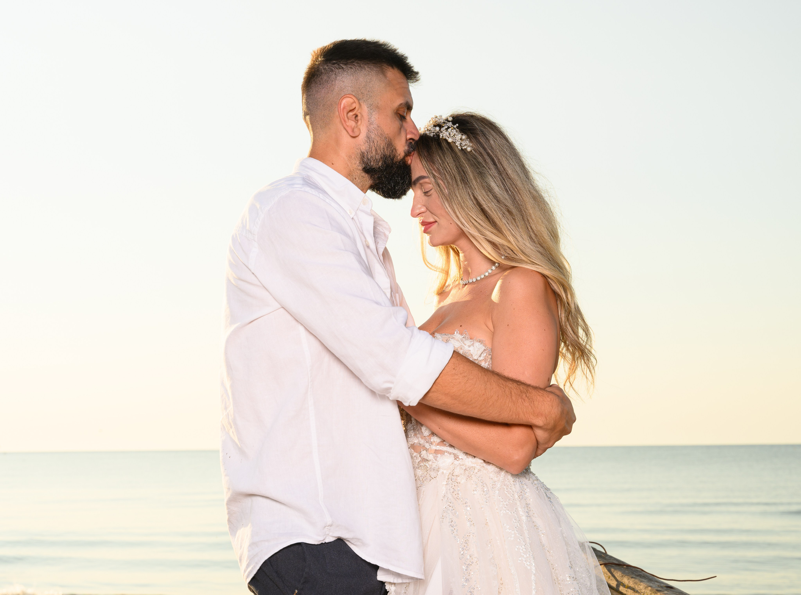 Trash the Dress | Sunrise. Hand for photos