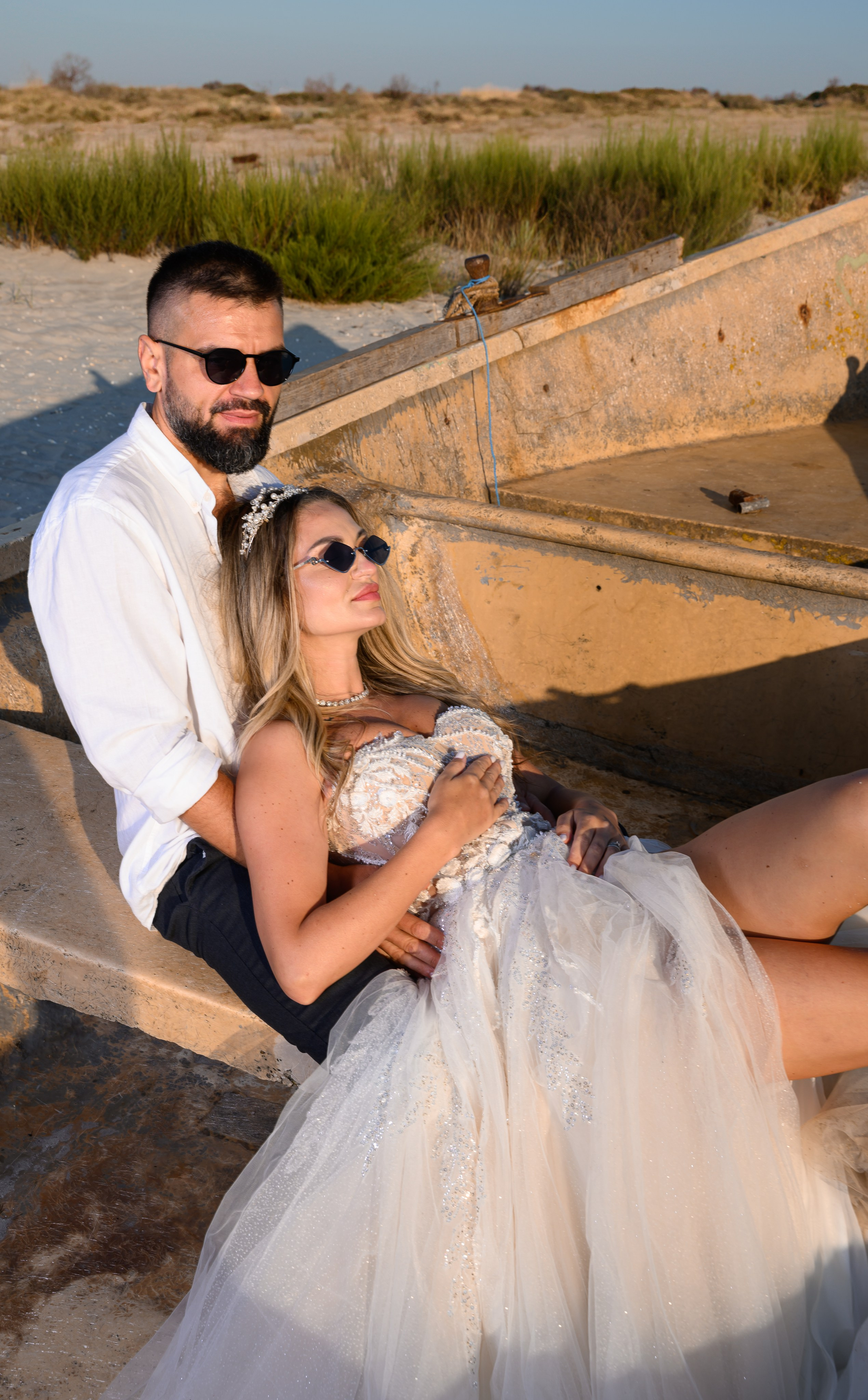 Trash the Dress | Sunrise. Hand for photos
