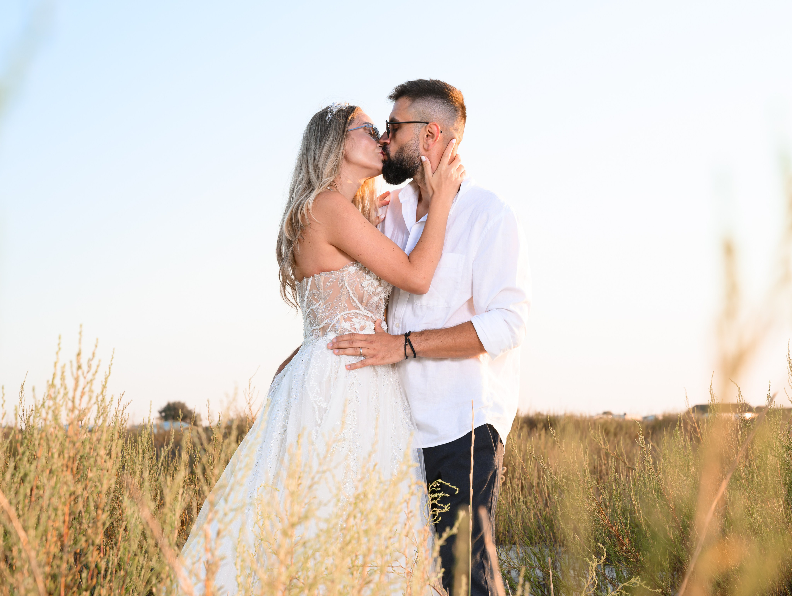 Trash the Dress | Sunrise. Hand for photos