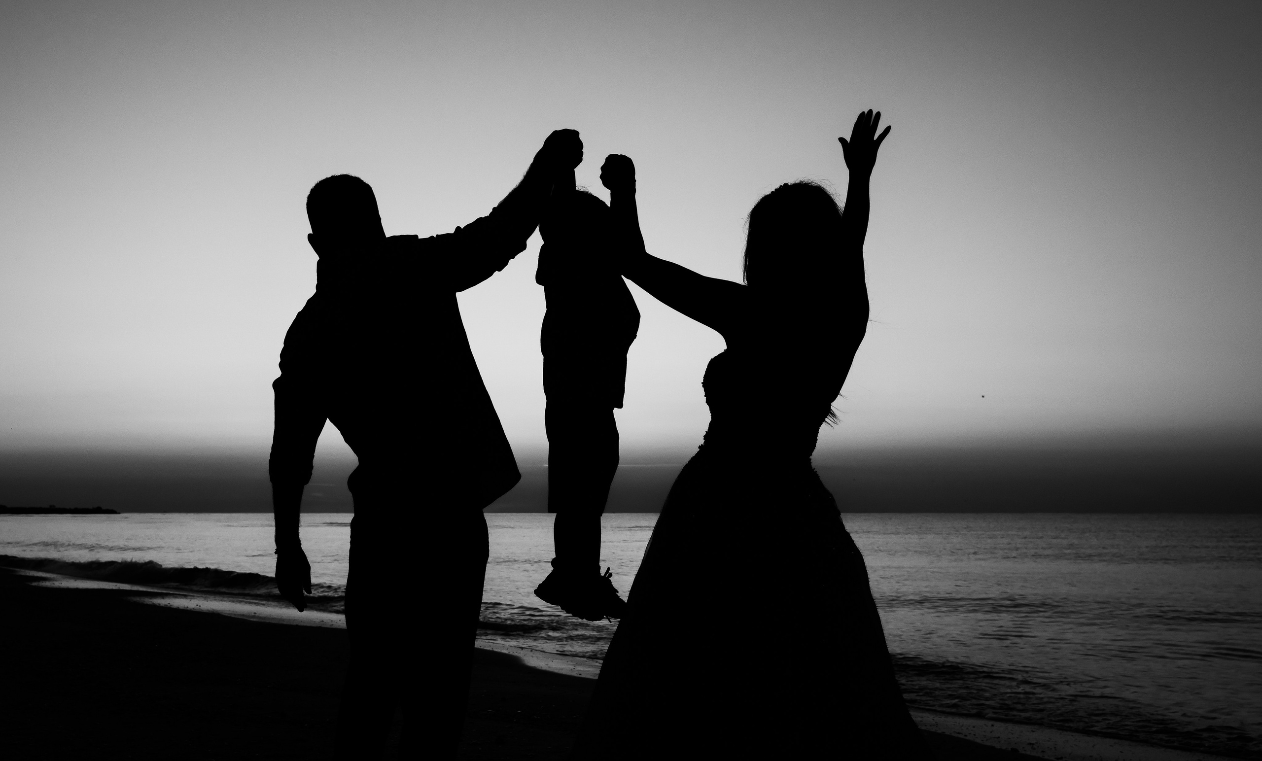 Trash the Dress | Sunrise. Hand for photos