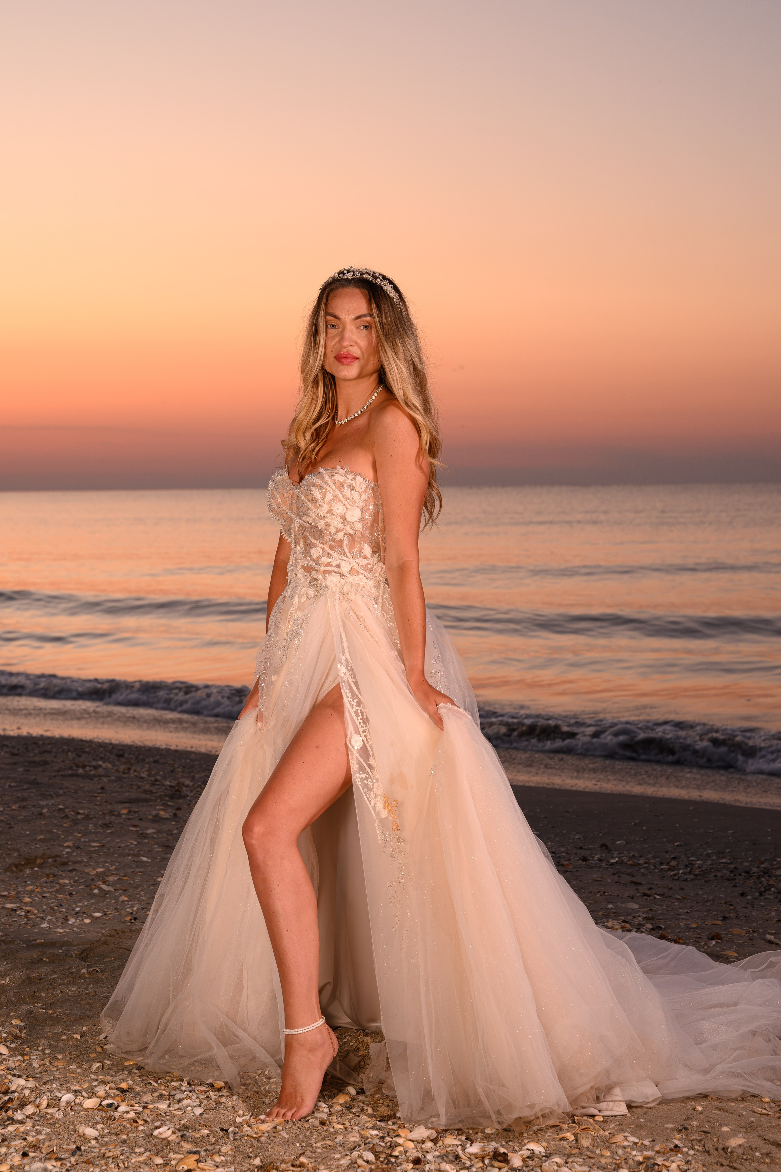 Trash the Dress | Sunrise. Hand for photos