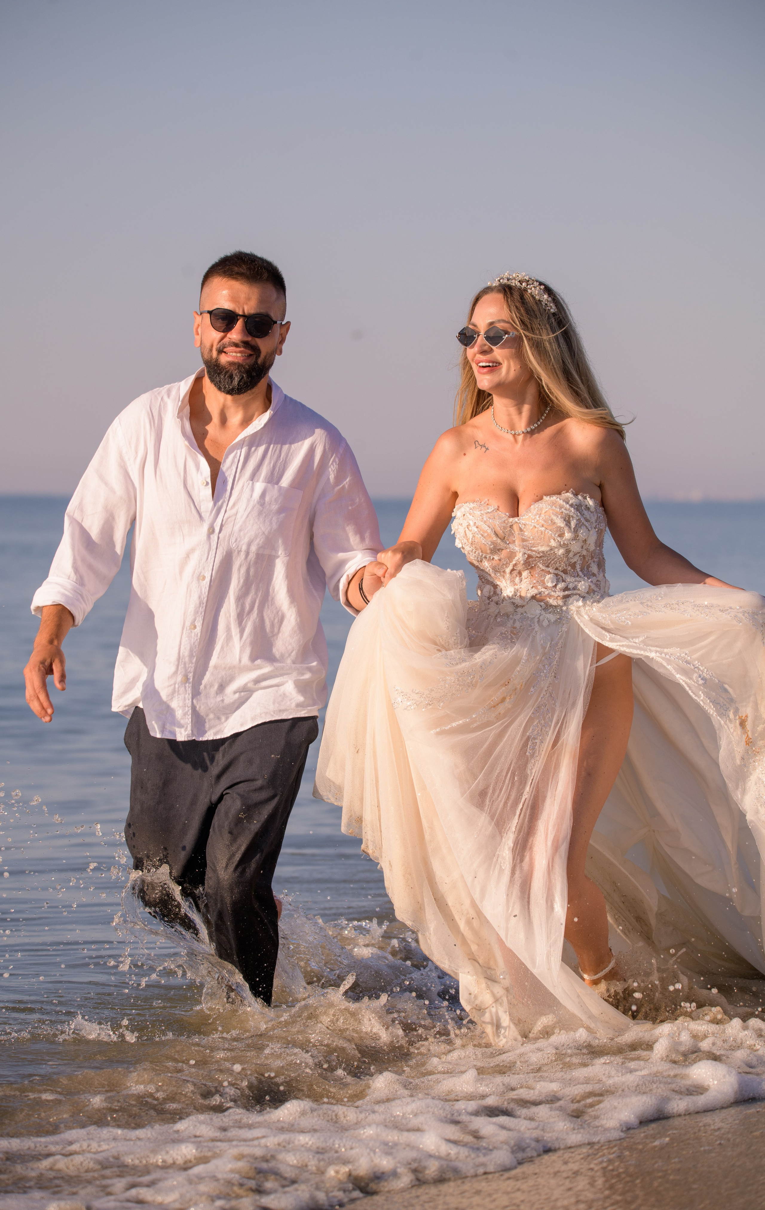 Trash the Dress | Sunrise. Hand for photos