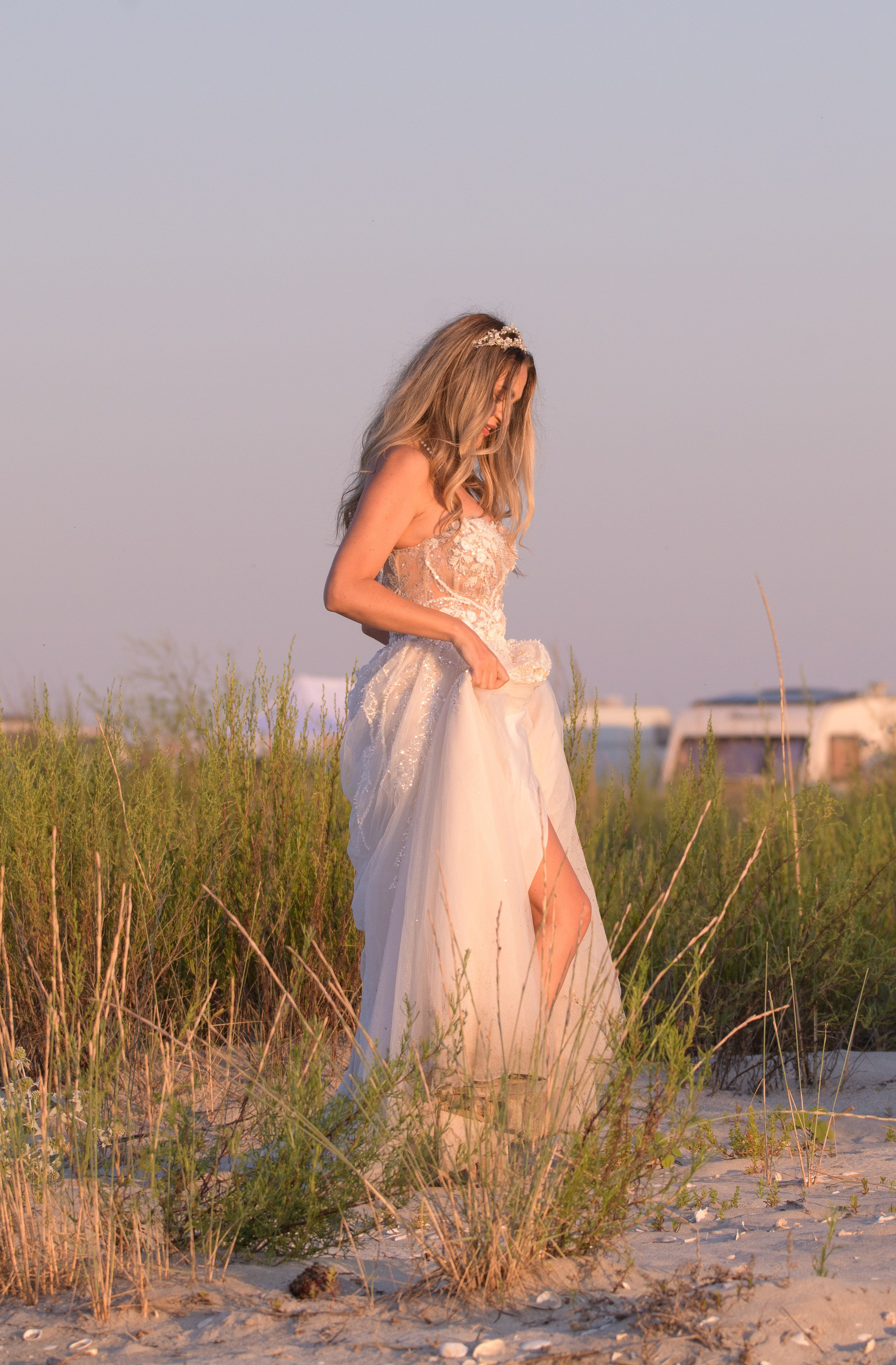 Trash the Dress | Sunrise. Hand for photos