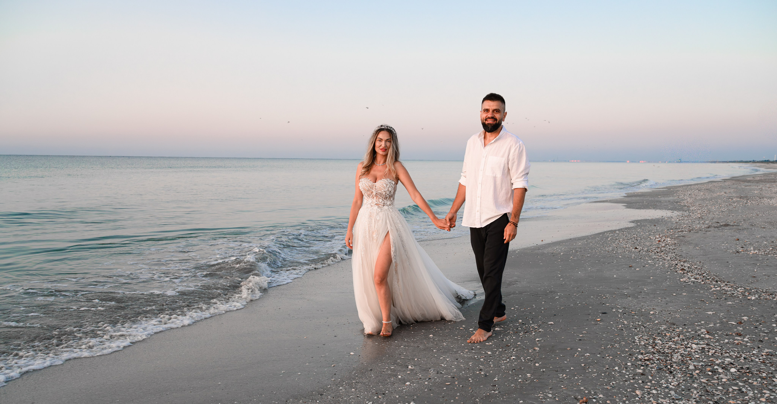 Trash the Dress | Sunrise. Hand for photos