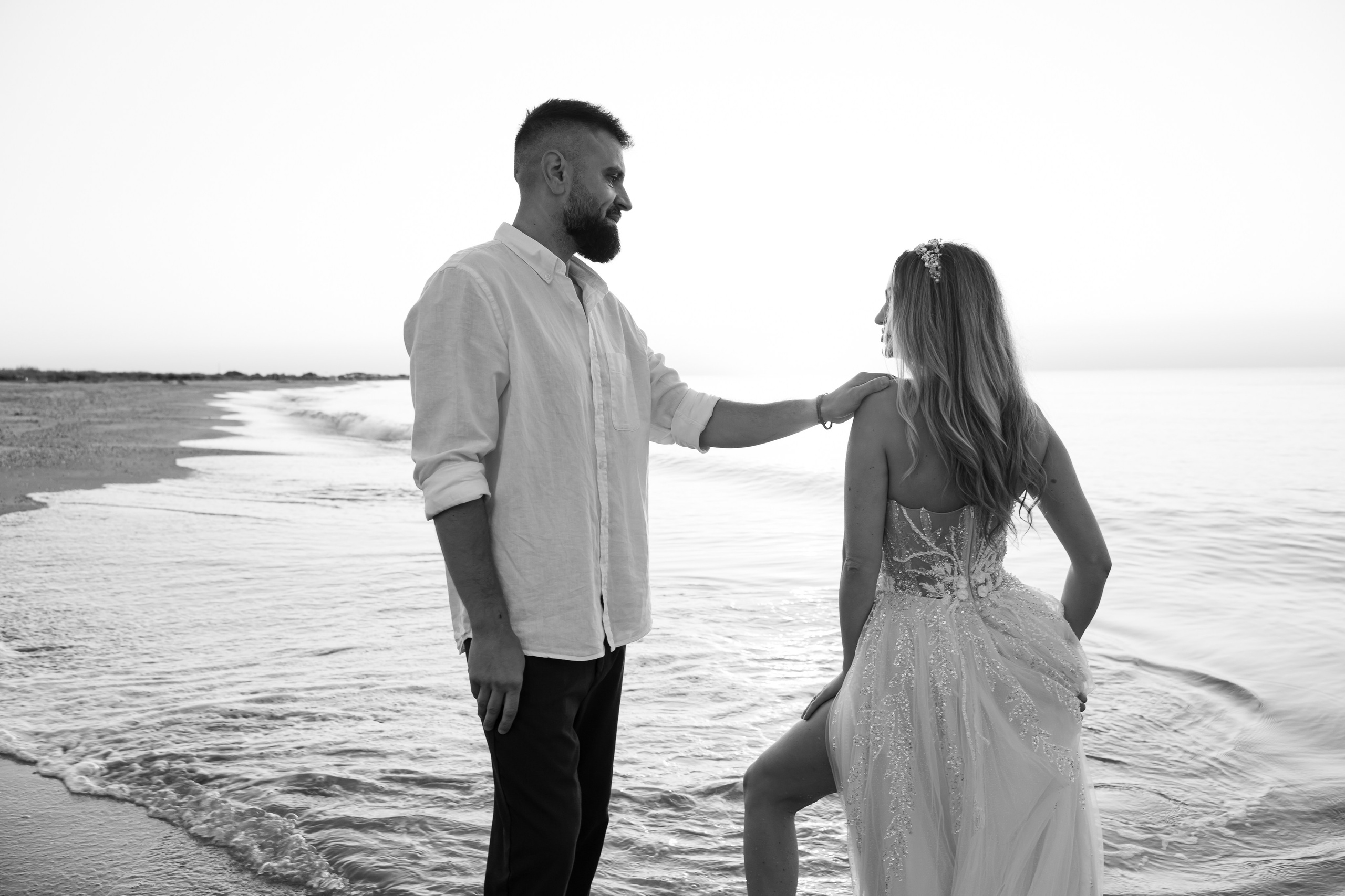 Trash the Dress | Sunrise. Hand for photos