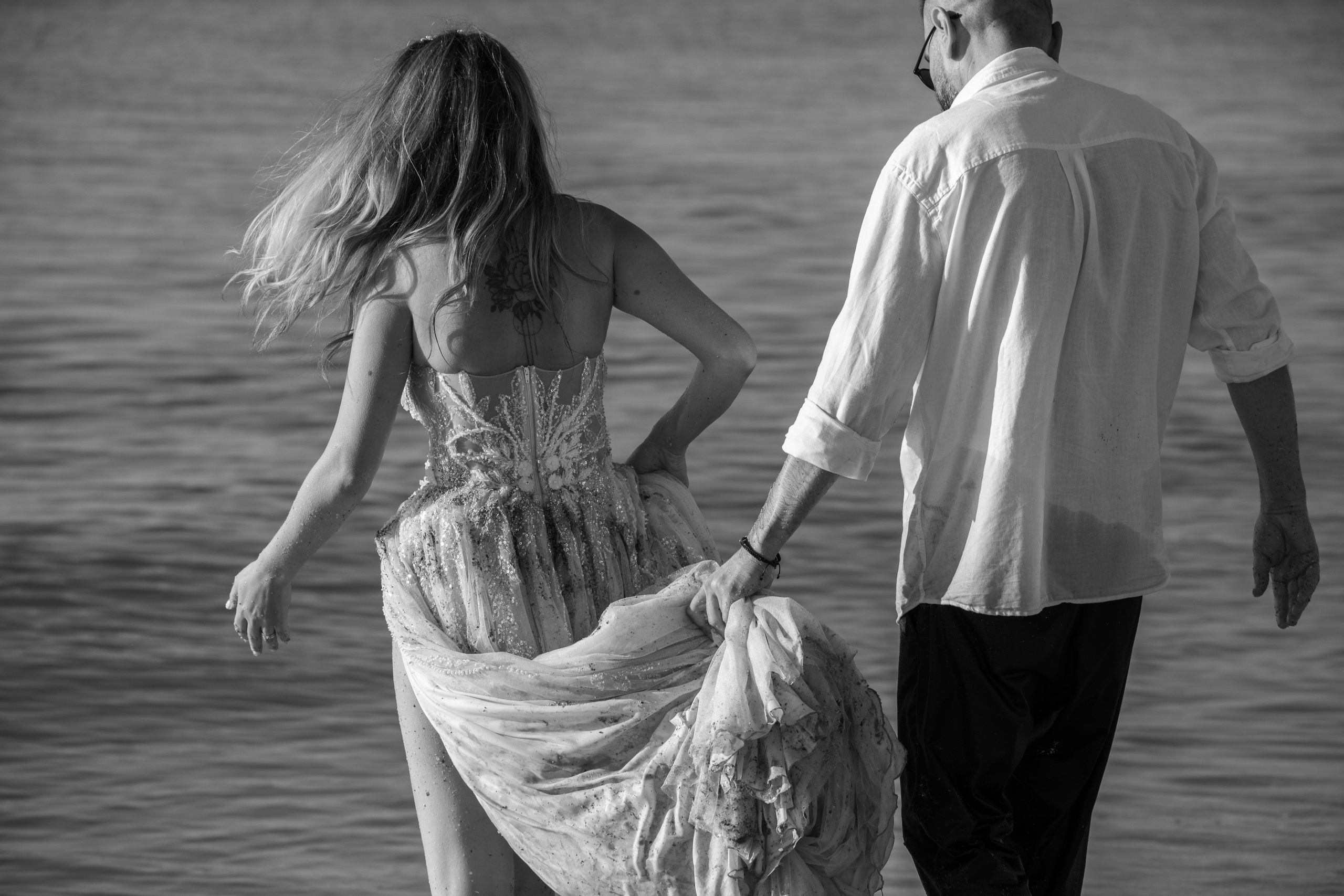Trash the Dress | Sunrise. Hand for photos