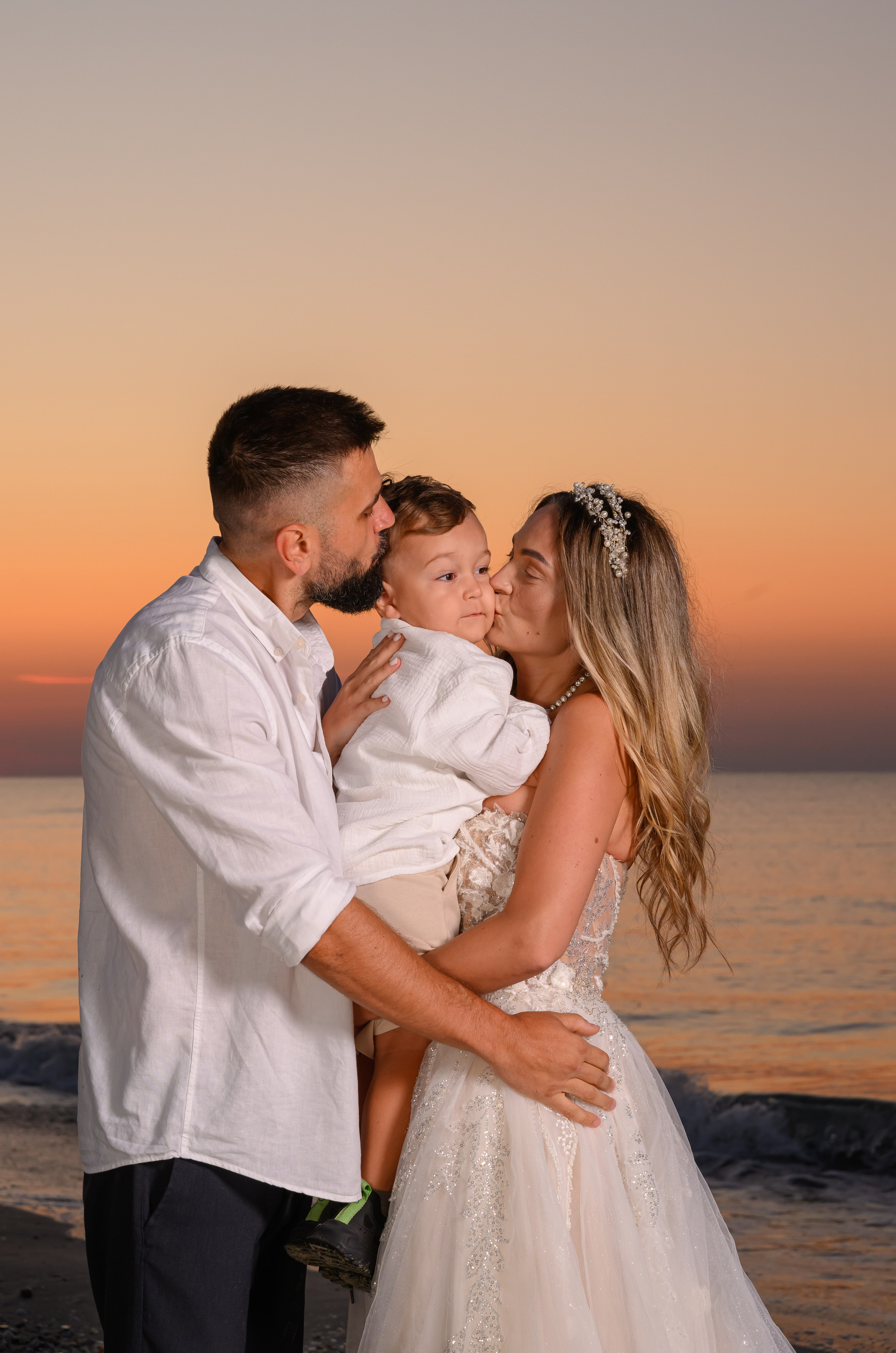 Trash the Dress | Sunrise. Hand for photos