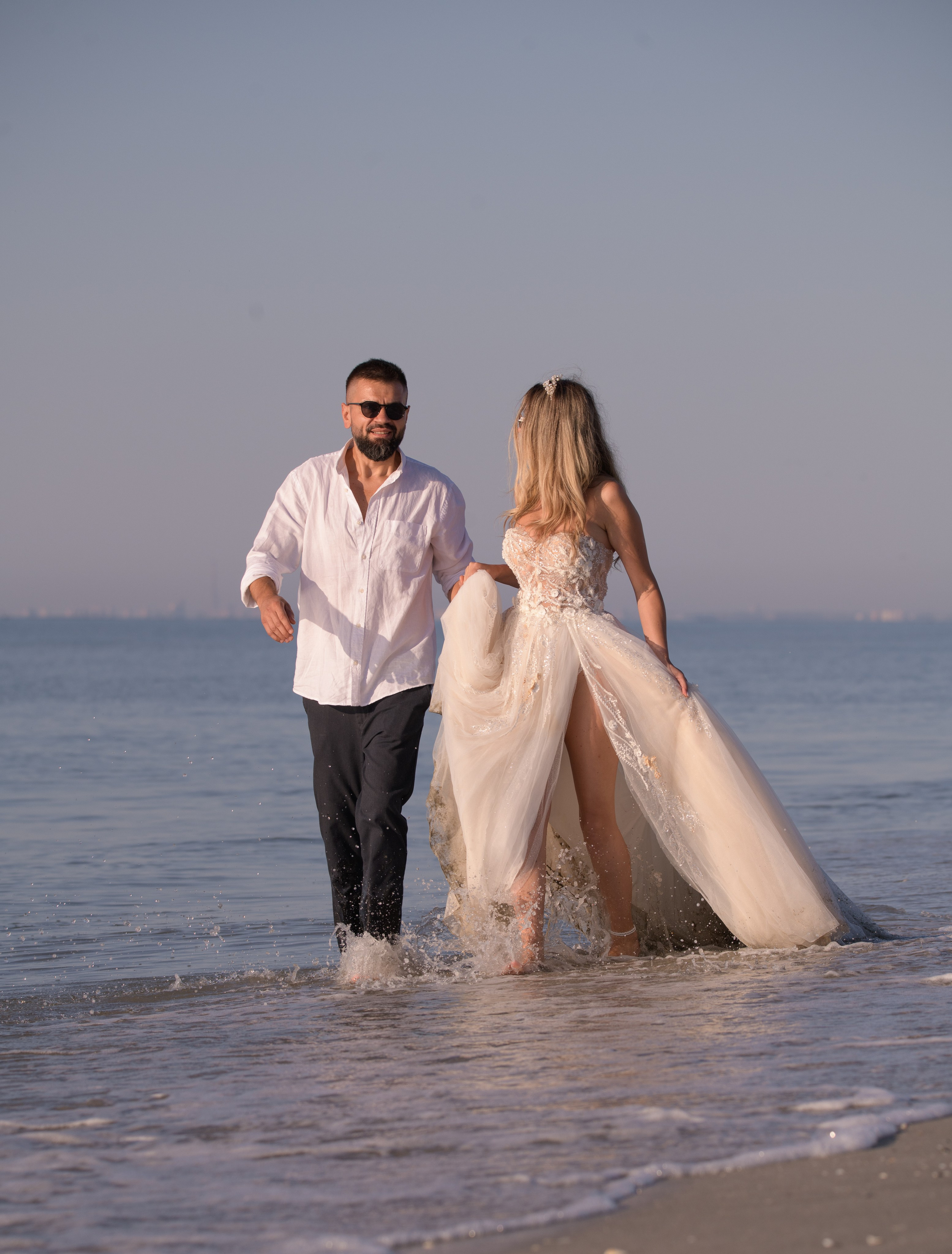 Trash the Dress | Sunrise. Hand for photos