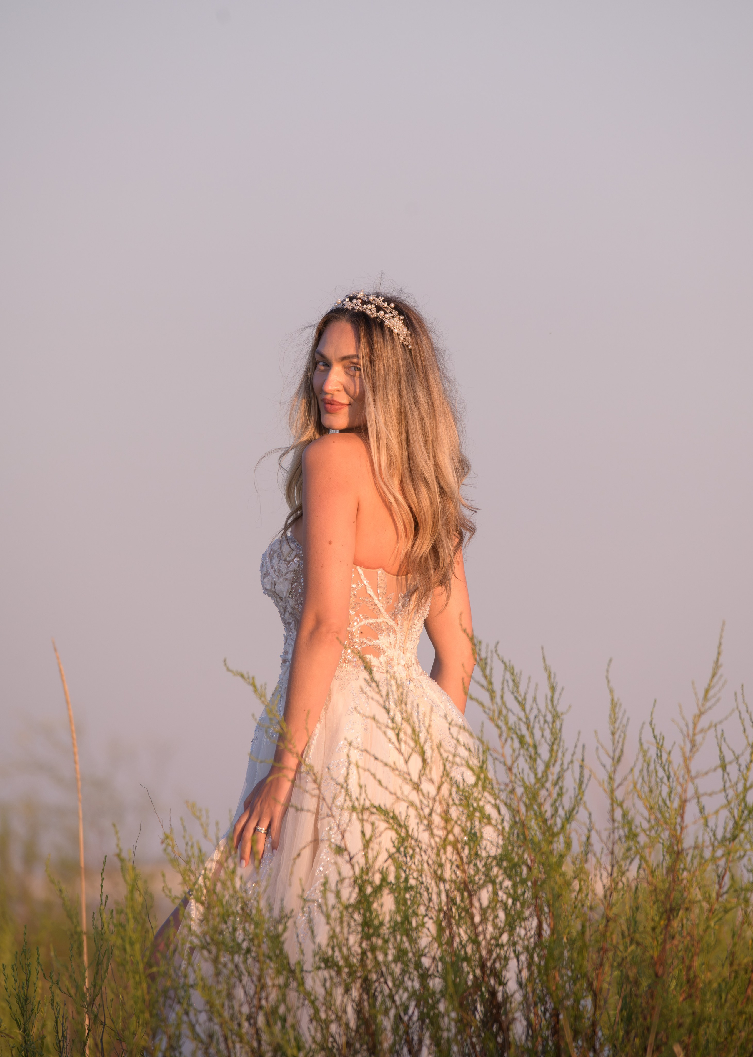 Trash the Dress | Sunrise. Hand for photos