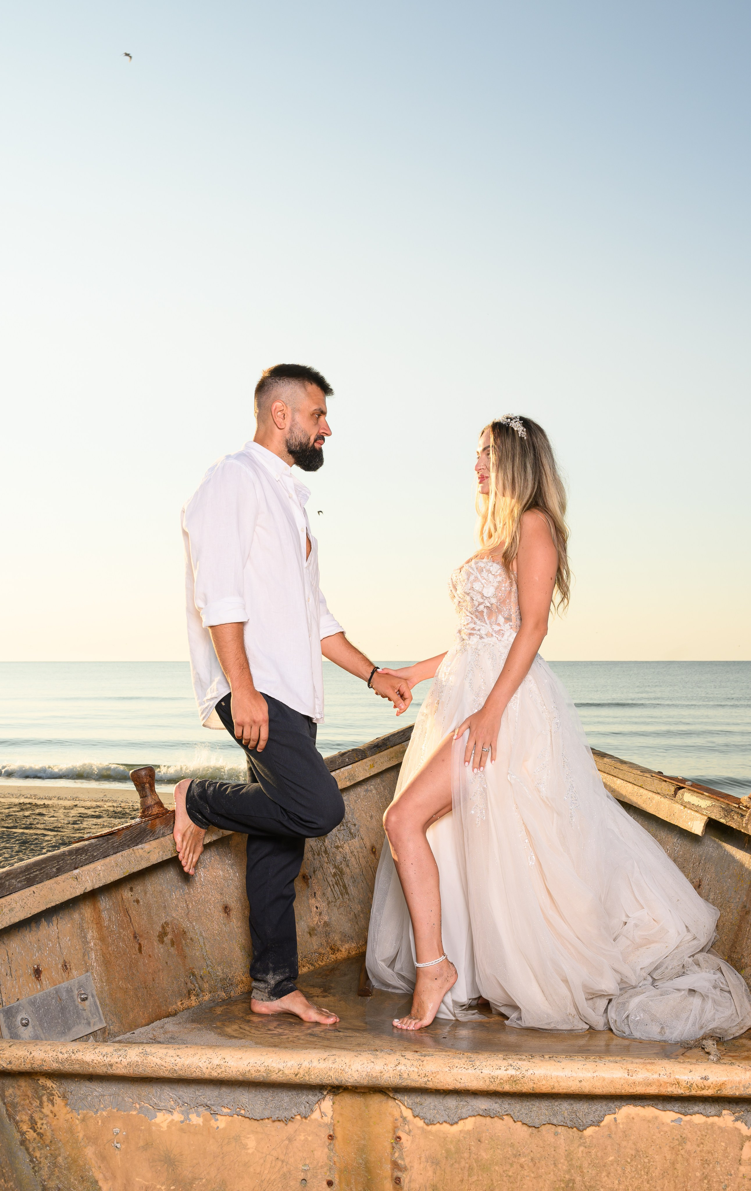 Trash the Dress | Sunrise. Hand for photos