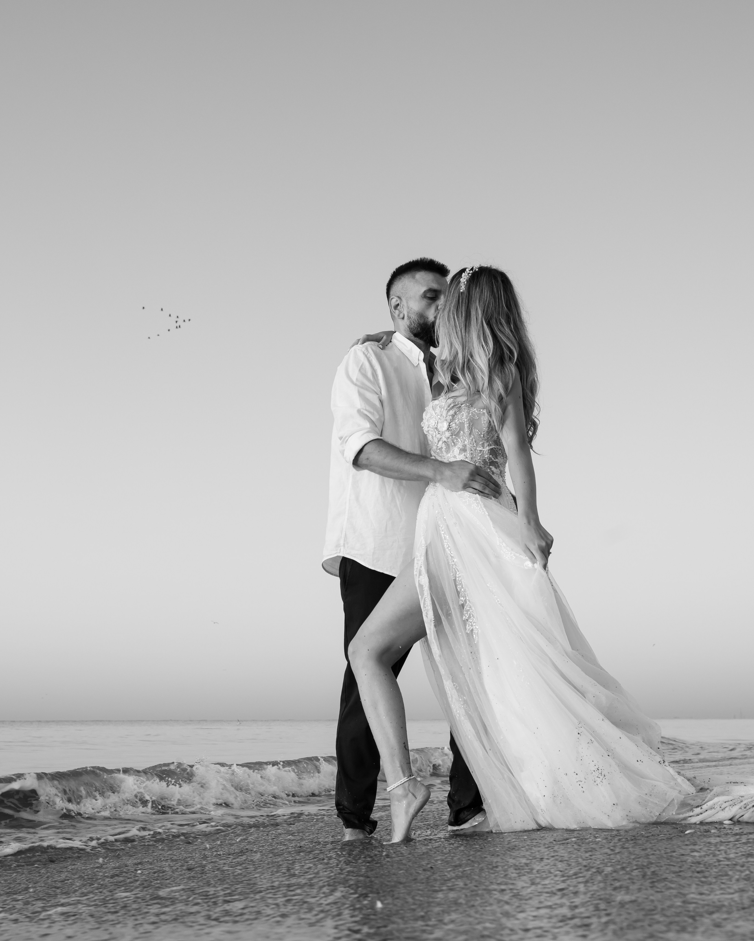 Trash the Dress | Sunrise. Hand for photos