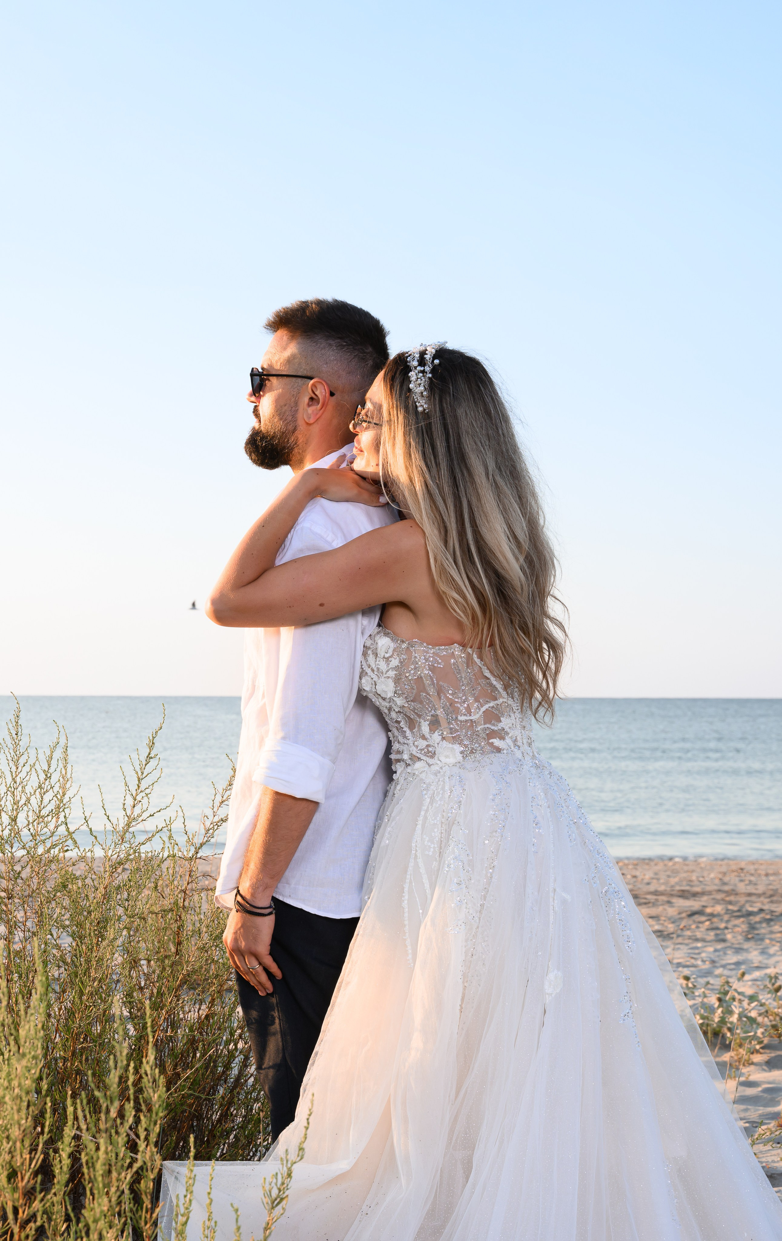 Trash the Dress | Sunrise. Hand for photos