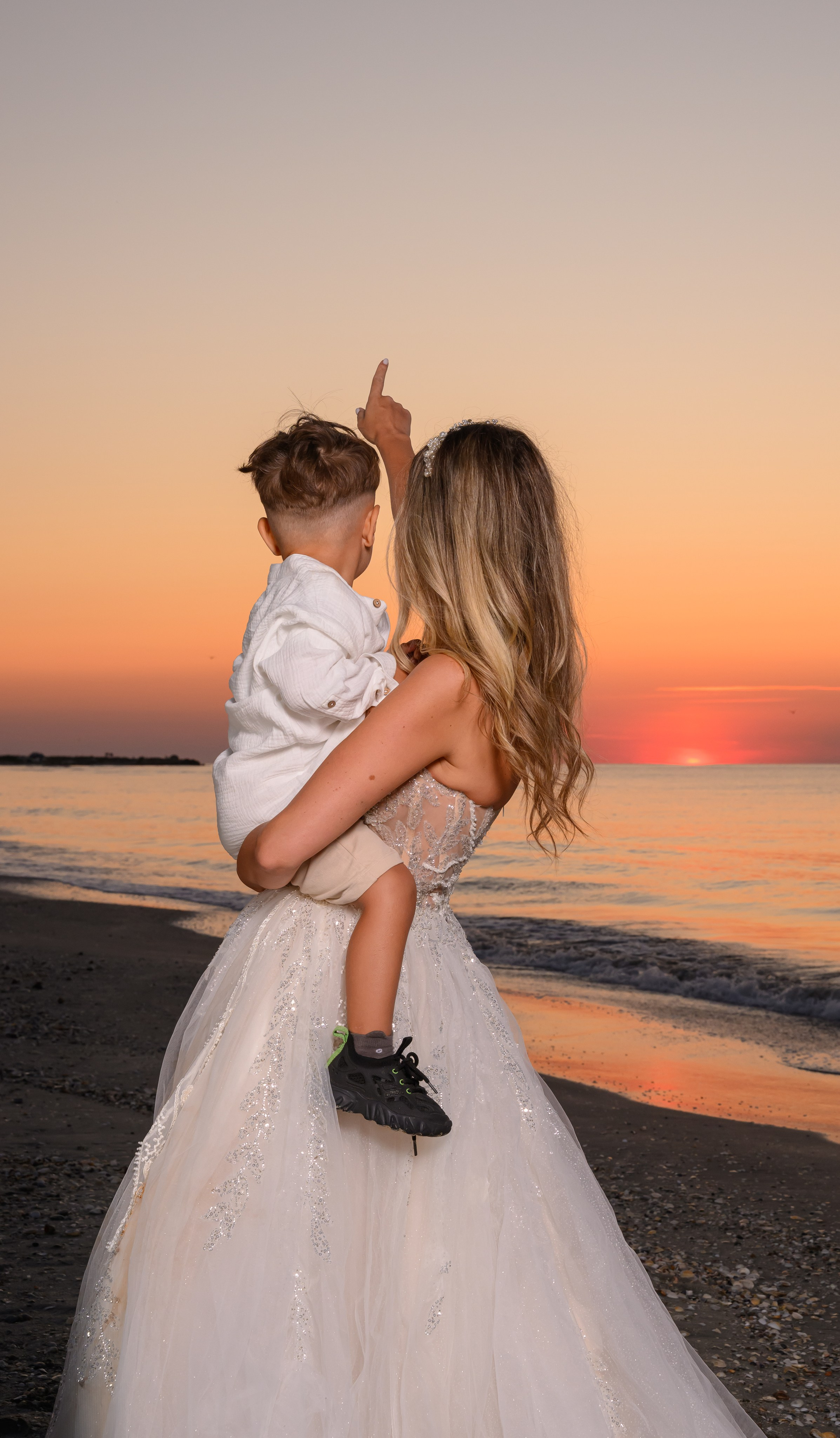 Trash the Dress | Sunrise. Hand for photos
