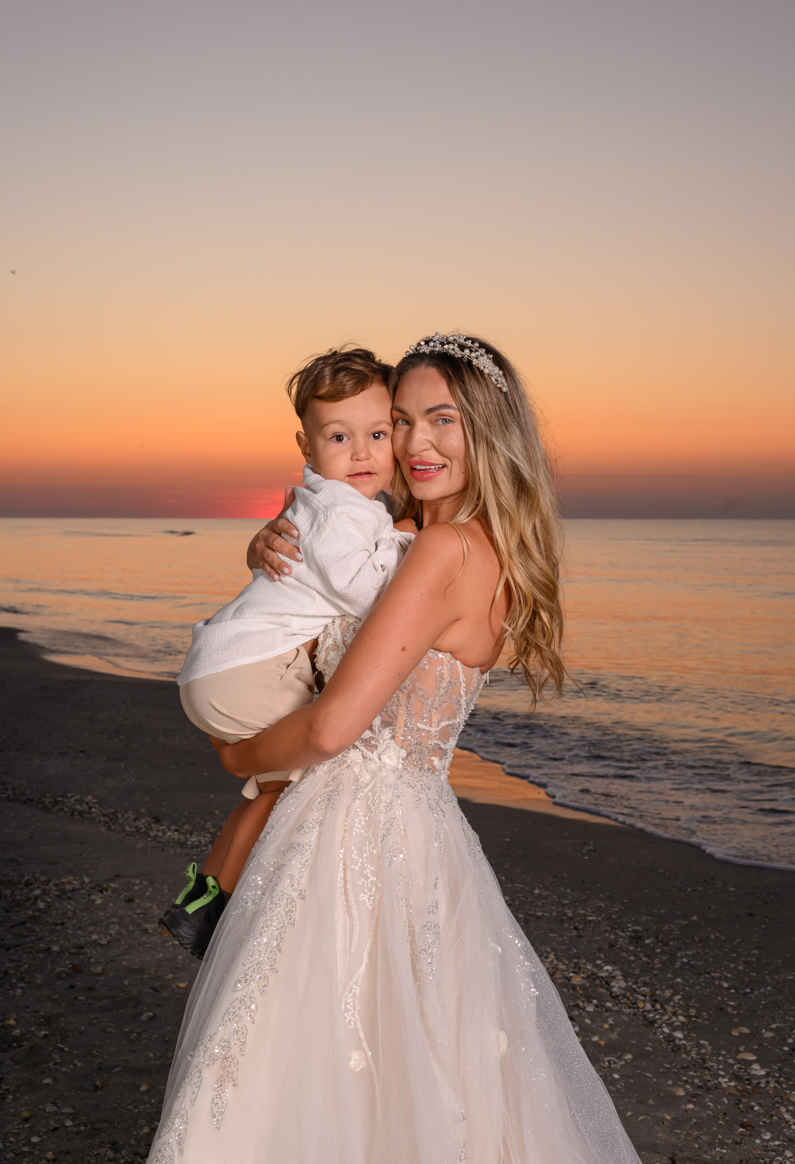 Trash the Dress | Sunrise. Hand for photos