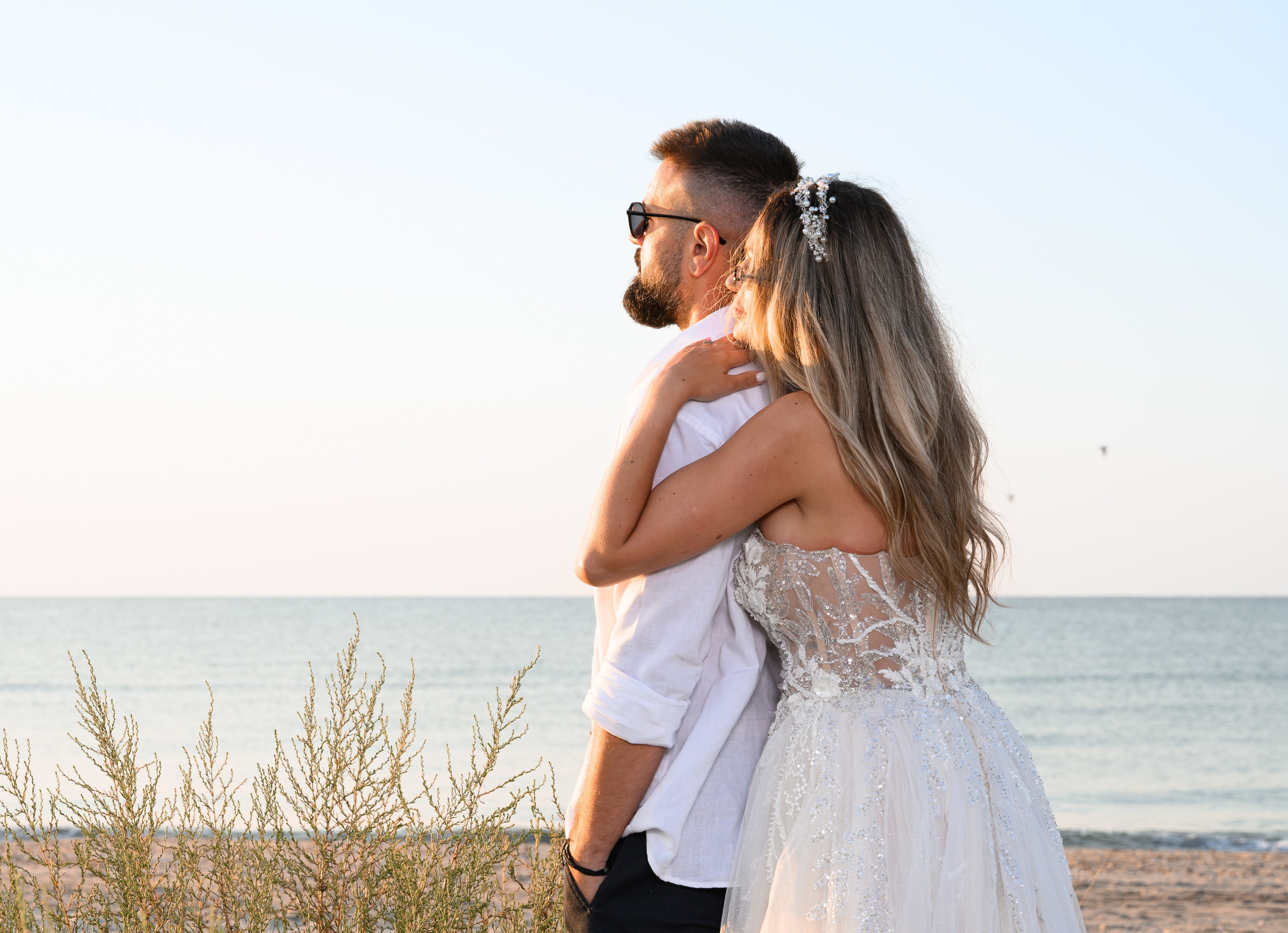 Trash the Dress | Sunrise. Hand for photos
