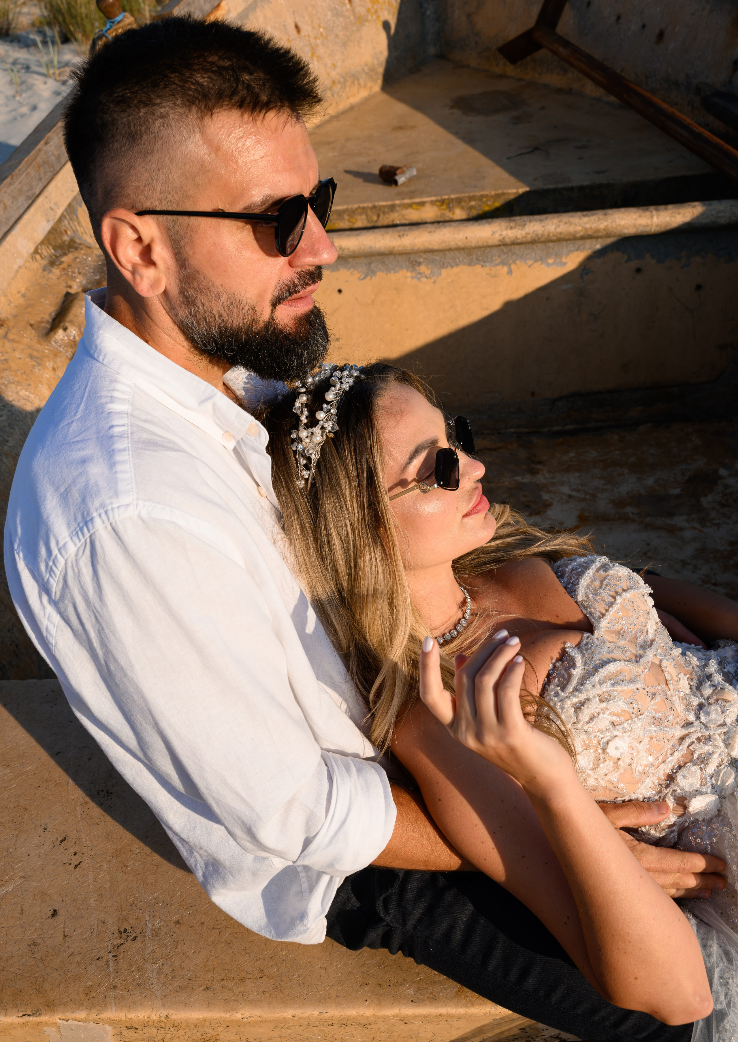 Trash the Dress | Sunrise. Hand for photos