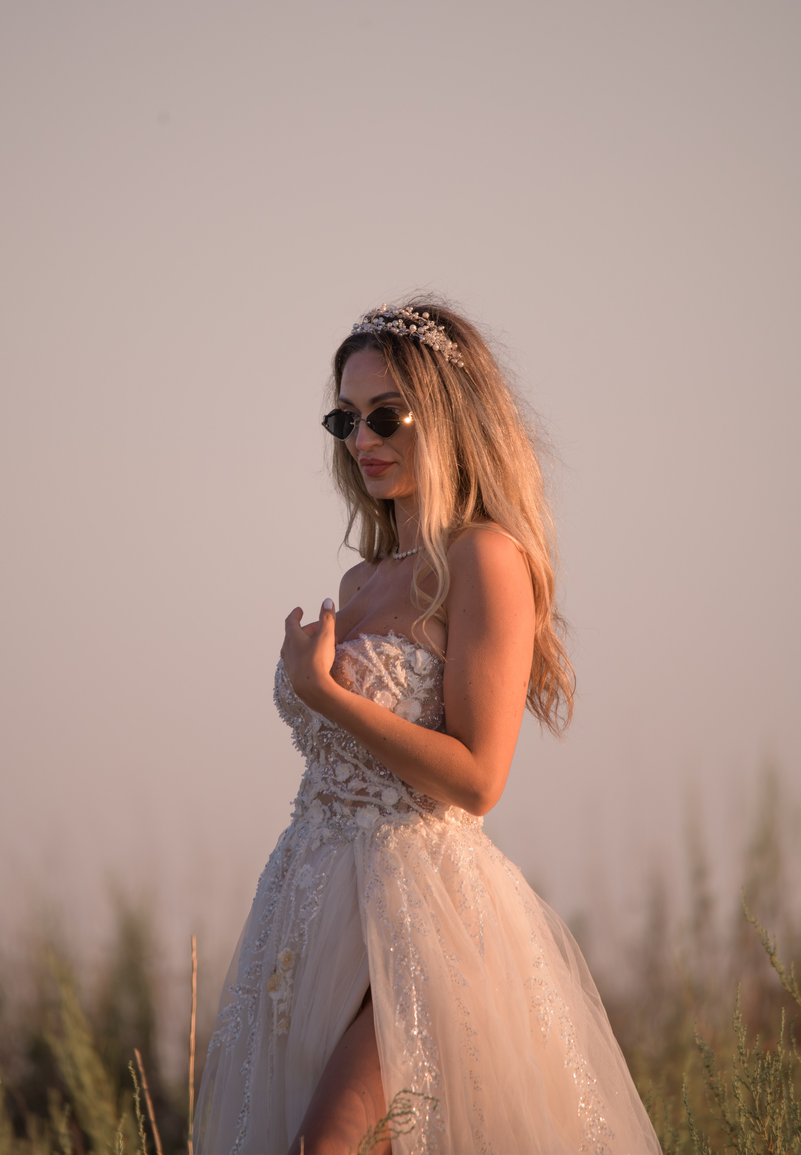 Trash the Dress | Sunrise. Hand for photos