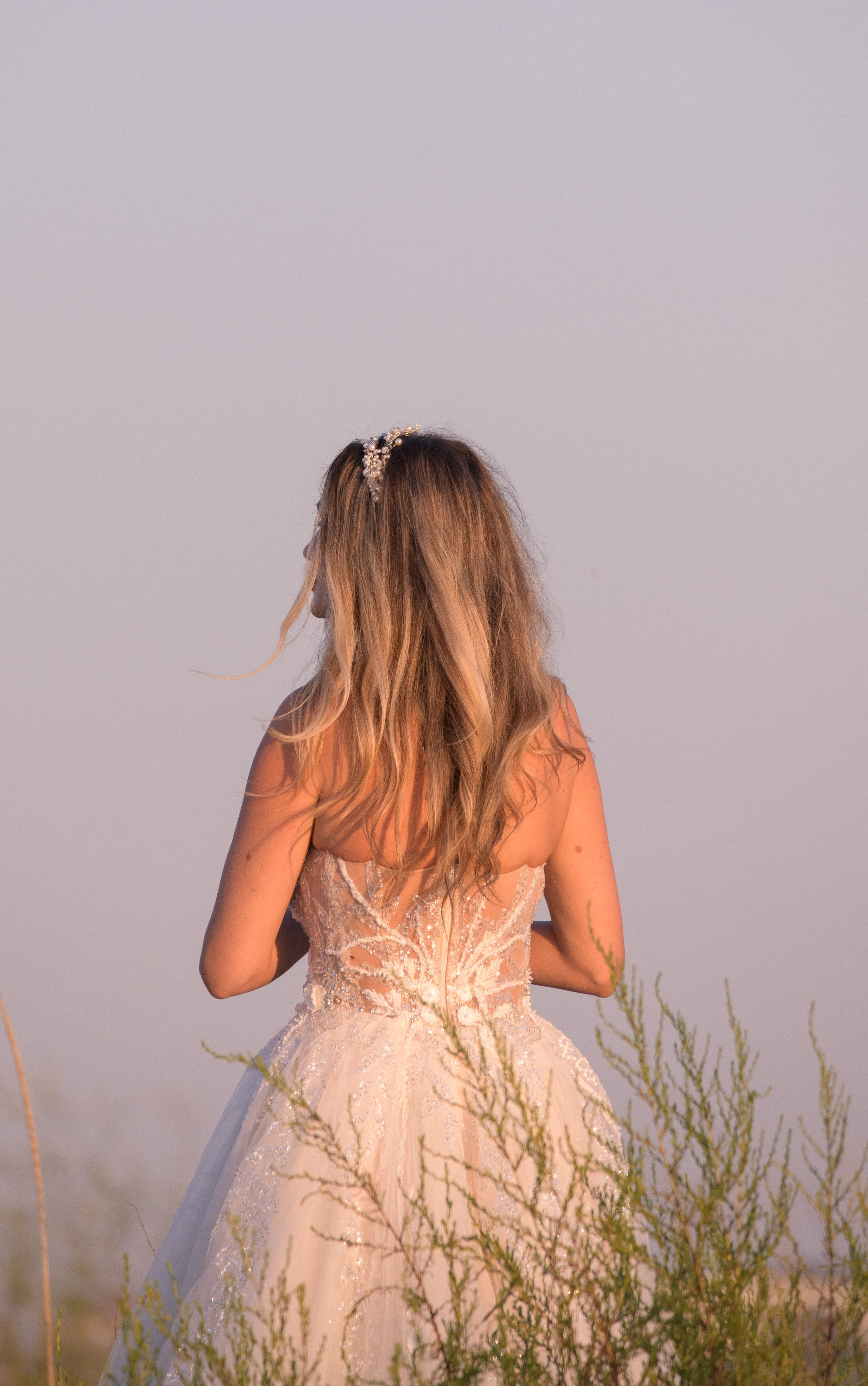 Trash the Dress | Sunrise. Hand for photos
