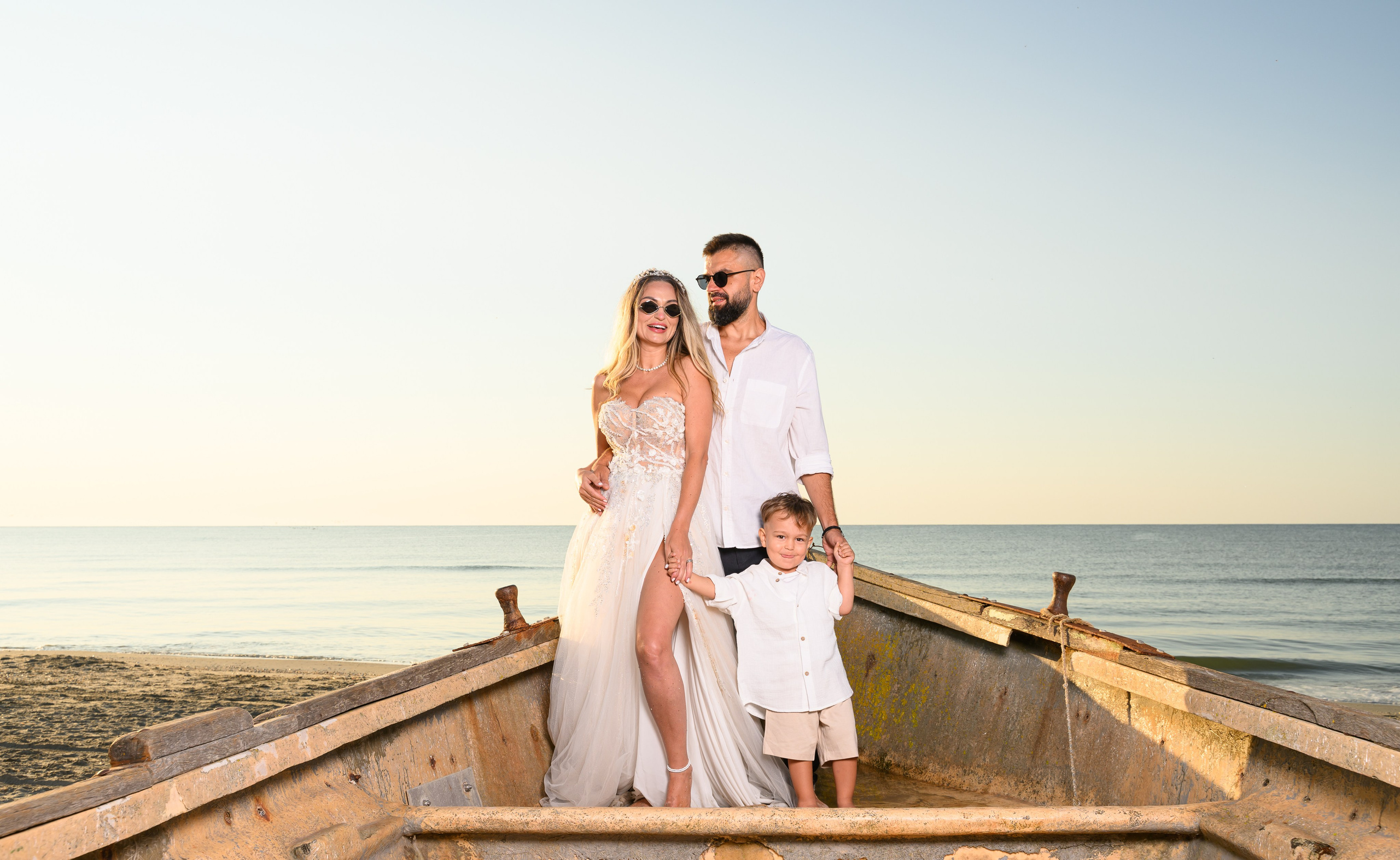 Trash the Dress | Sunrise. Hand for photos