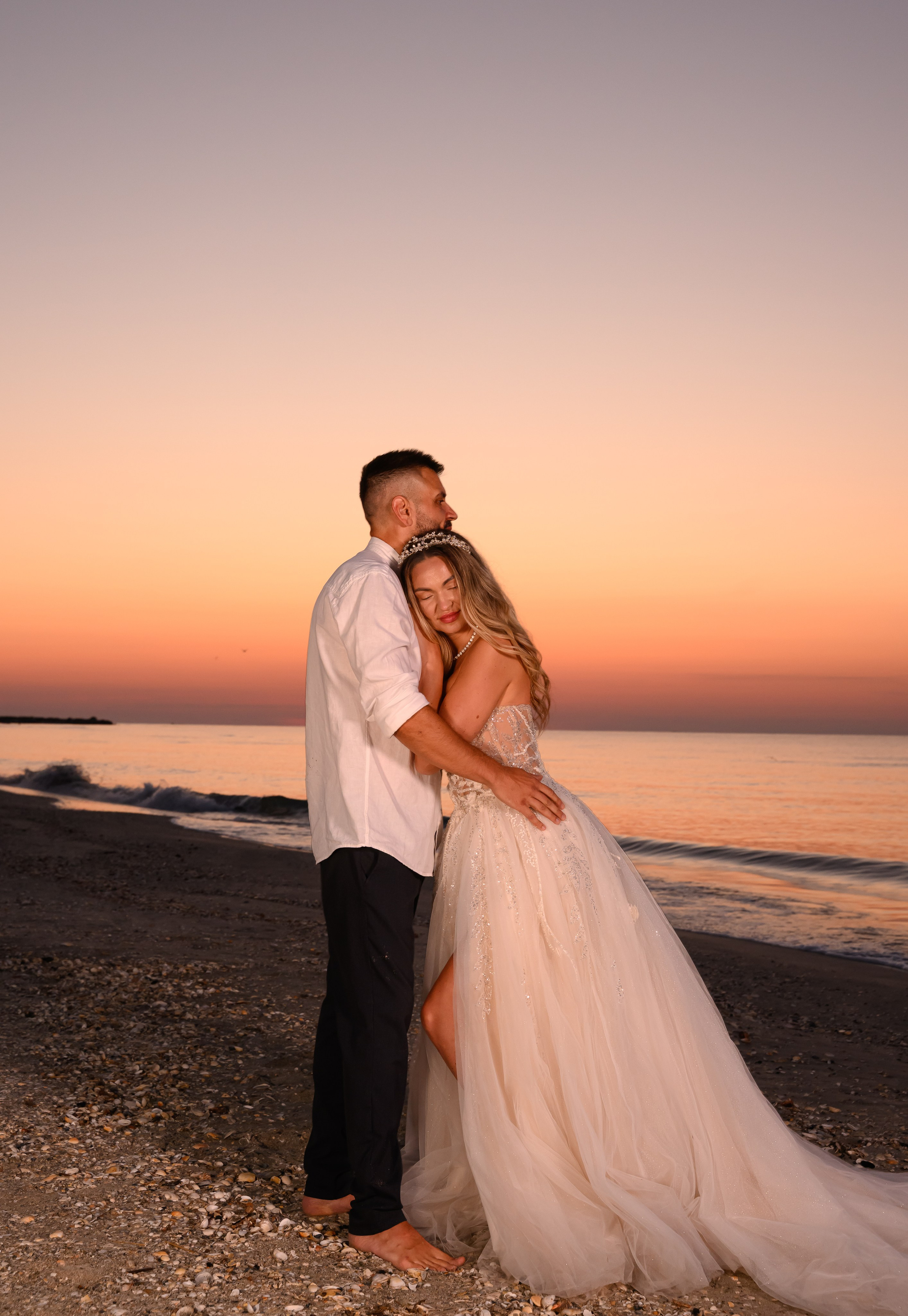 Trash the Dress | Sunrise. Hand for photos